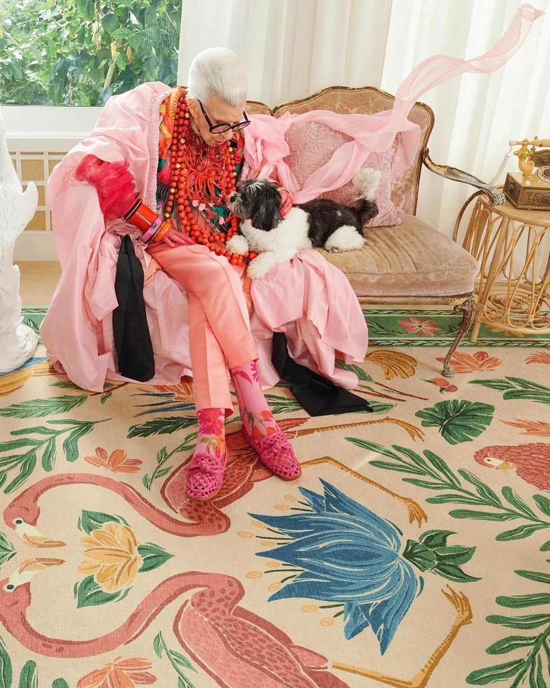 アレキサンドレバーマンさんのインスタグラム写真 - (アレキサンドレバーマンInstagram)「The Fashion Icon Iris Apfel wearing the Raffia Clarita Loafer as she celebrates her 102nd birthday! @iris.apfel we wish you the happiest birthday and thank you for being such an inspiration!  #Repost (Original Content @iris.apfel)」9月2日 9時12分 - alexandrebirman