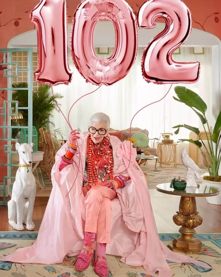 アレキサンドレバーマンのインスタグラム：「The Fashion Icon Iris Apfel wearing the Raffia Clarita Loafer as she celebrates her 102nd birthday! @iris.apfel we wish you the happiest birthday and thank you for being such an inspiration!  #Repost (Original Content @iris.apfel)」