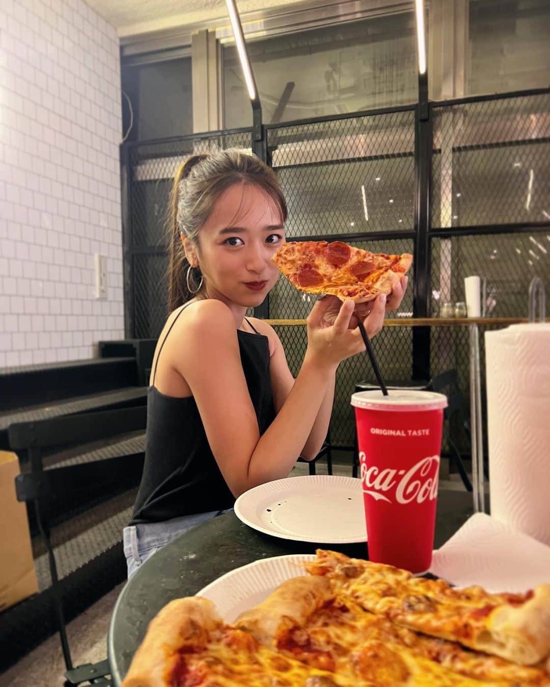 近藤千尋のインスタグラム：「今日はとことん家族みーんな 甘やかした日🍕🥰🩷笑 こんな日も大切✌️😄笑  最近は6歳の娘がカメラマンで いろんな角度から撮ってくれる ありがとう相棒💗🥹💗笑 #休日」