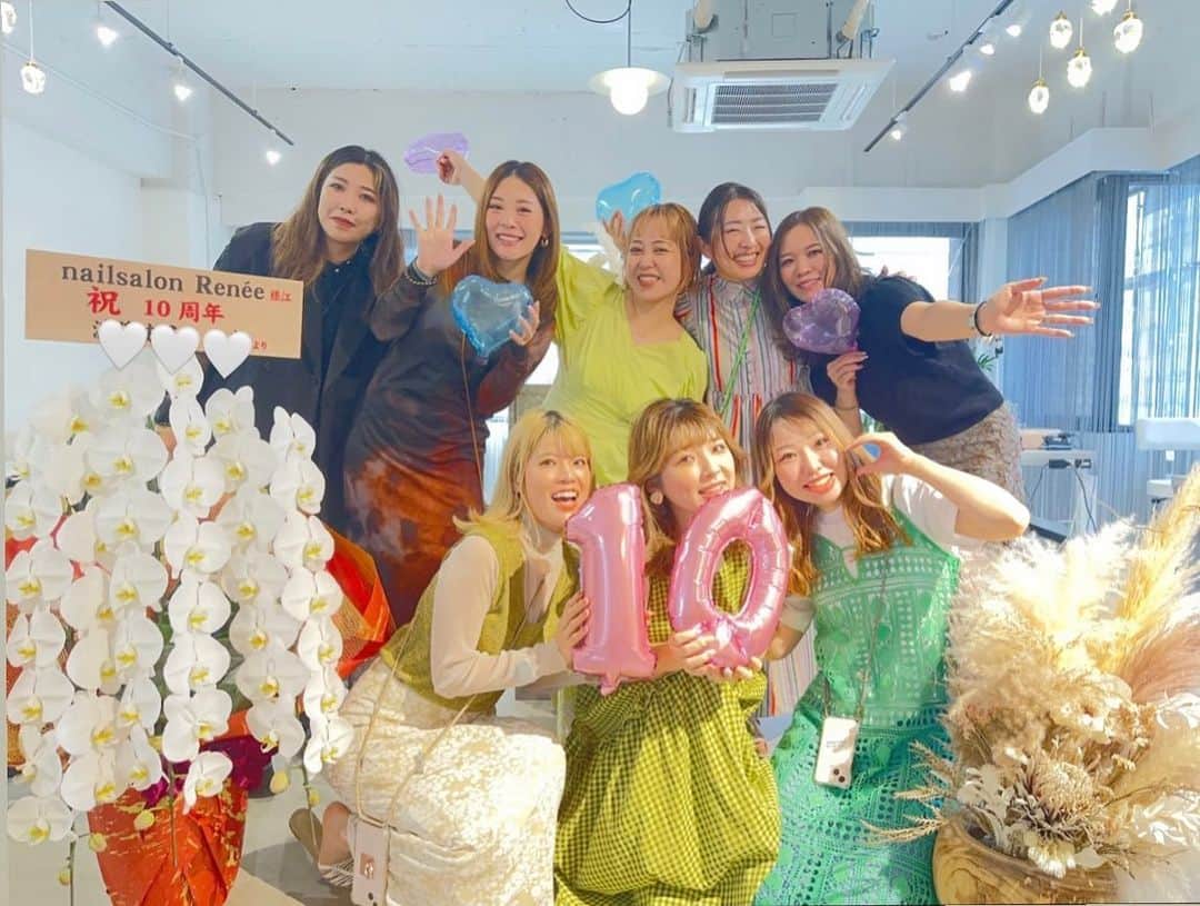 埜藤理恵のインスタグラム：「本日2023年9月２日 nailsalon Renéeは１０周年を迎えました✨✨✨  初めは小さな1人サロンから 従業員が増えたり店舗が増えたりしながら 10年目にはこんな素敵なメンバーと 一緒に楽しく過ごせてる♡ 独立前の自分に聞かせてあげたいぐらい めちゃくちゃ幸せな ネイリスト人生送れてます✨😌 関わってくださる全ての方に感謝✨  この10年間に経営の傍ら 結婚、出産やら 本当に幸せなこともあれば 大変なこともいろんなことあったなー😂 でも全てに意味があって 全てが今に繋がってる。  私の軸はぐるっと回って まあみんな幸せなら なんでもいっかっ♪と 一括りに収まりました✴︎ こうなりたい。 こんなサロンでありたい。を 自分軸で決め過ぎると 逆にそれに囚われて自分も周りも なにがしたいのかわからなくなる。 結局10年経った今、 硬く考えなくても自分も周りのみんなも それぞれの幸せの形があって それに寄り添える居場所で あればそれでいいと 今はそんな気持ちです♡  スタッフのみんなには ネイルが大好きでいれる環境を 作ってあげれるリーダーでありたい✴︎  7年、6年、5年とか 本当に長い間 Renéeにいてくれる子ばかりで もう妹みたいな我が子みたいな そんな気持ち👶🏻♡ もっともっとファミリーが増えていく 未来が楽しみで仕方がない👼👼  これからも20年、30年 続くサロンを目指します💪🏻！  @renee.nailsalon  @renee_mai.213  @renee_maiokmt.1030  @renee_haruna.24  @renee_chiaki.0217  @renee_misato.0329  西尾さん＆江後さん ♡」