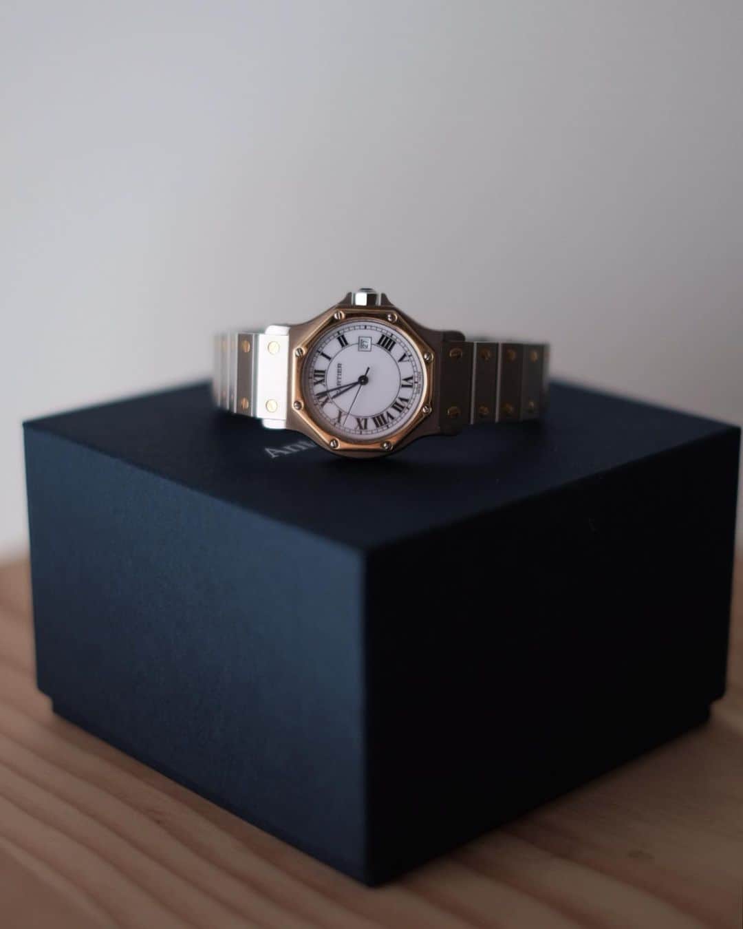 matsukenさんのインスタグラム写真 - (matsukenInstagram)「_✔︎     ここ数年使用していた Apple Watchを手放して ヴィンテージウォッチを購入しました。     ブランドは @cartier の サントスオクタゴン LMコンビ      少し前からコンビのオクタゴン ガルベを探していたのですが、 実物が見れる機会が中々なく    そんな中、富山に店舗がある @ante.japan_watches さんが 銀座でポップアップを実施されるということで お邪魔してきました。     ガルベのゴドロンとも迷いましたが、 実際着用してみると少し主張が強かったこともあり、 全体のコーディネートとのバランスも鑑みオクタゴンに。    時計に関しては知識が乏しい中で 様々な観点からアドバイスをいただき 納得のいく良い買い物ができたことに大満足。     メタルベルトの次は レザーベルトのタンクを手に入れたいところ。     #cartier  #cartierwatch  #cartiersantos  #vintagewatch  #購入品記録」9月2日 20時05分 - ___matsuken