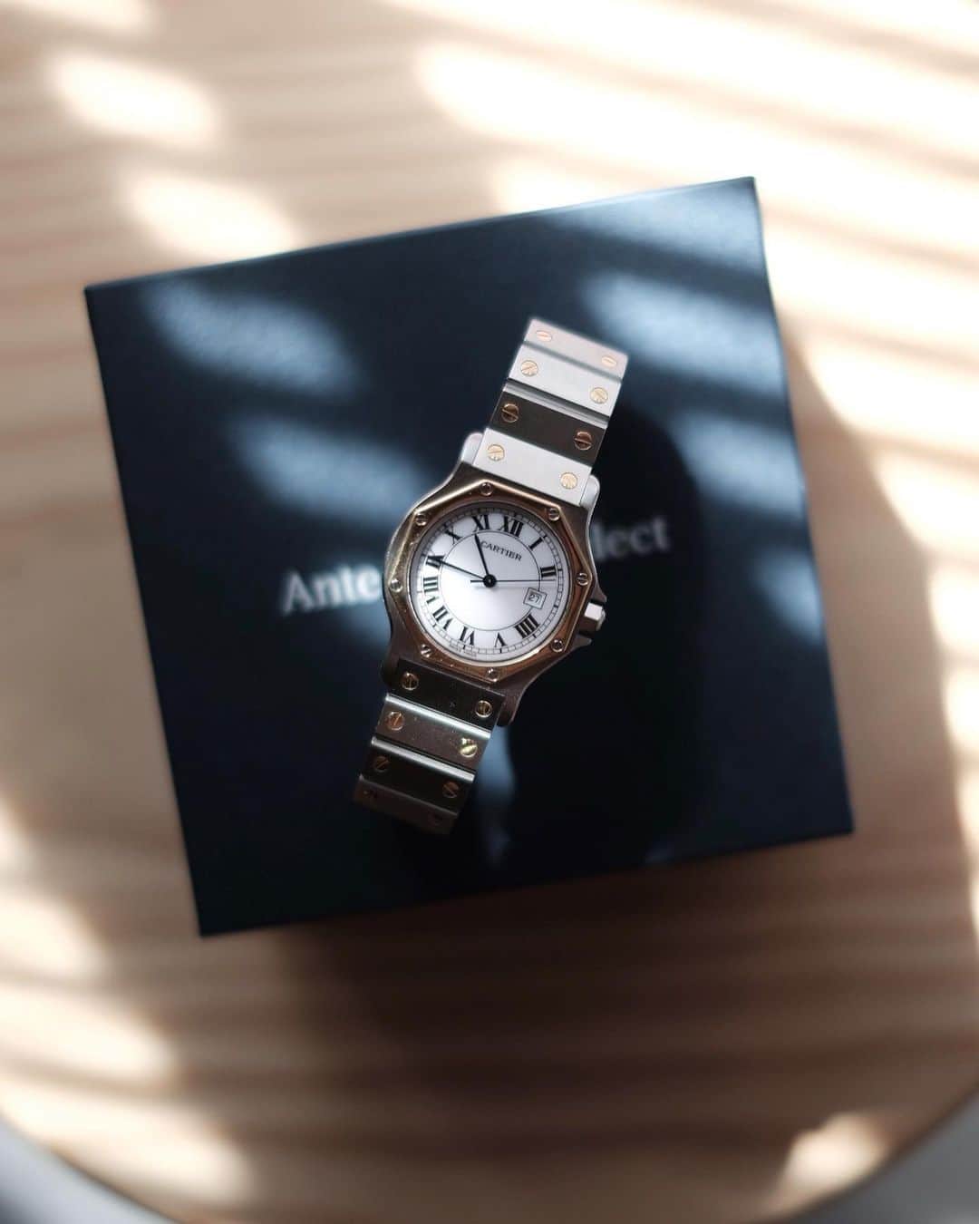 matsukenさんのインスタグラム写真 - (matsukenInstagram)「_✔︎     ここ数年使用していた Apple Watchを手放して ヴィンテージウォッチを購入しました。     ブランドは @cartier の サントスオクタゴン LMコンビ      少し前からコンビのオクタゴン ガルベを探していたのですが、 実物が見れる機会が中々なく    そんな中、富山に店舗がある @ante.japan_watches さんが 銀座でポップアップを実施されるということで お邪魔してきました。     ガルベのゴドロンとも迷いましたが、 実際着用してみると少し主張が強かったこともあり、 全体のコーディネートとのバランスも鑑みオクタゴンに。    時計に関しては知識が乏しい中で 様々な観点からアドバイスをいただき 納得のいく良い買い物ができたことに大満足。     メタルベルトの次は レザーベルトのタンクを手に入れたいところ。     #cartier  #cartierwatch  #cartiersantos  #vintagewatch  #購入品記録」9月2日 20時05分 - ___matsuken