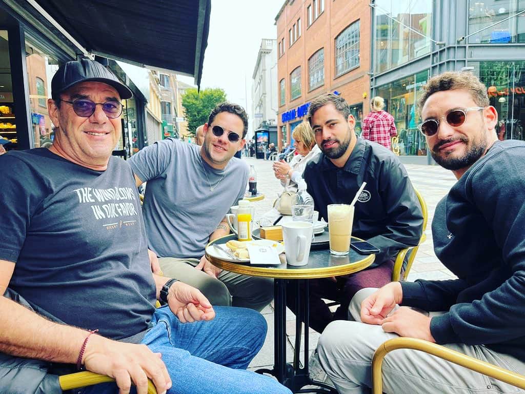 のインスタグラム：「Muito bom dia!!!! Aquele cafezão da manhã, com os brothers! #belfast #ireland」