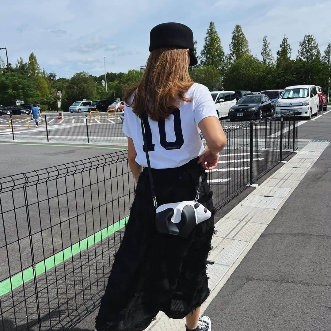 Rionaさんのインスタグラム写真 - (RionaInstagram)「.  フリンジスカートが届いたので早速 🫶🏼  スニーカーとTシャツでカジュアル合わせが やっぱり可愛い 👟🤍  9月に入ったので 帽子も秋仕様にしてみた🍁  . #ママコーデ #ママファッション #ママコーディネート  #プチプラコーデ #プチプラ高見えコーデ  #神戸レタス #神戸レタスコーデ #スニーカーコーデ  #ロエベ #ロエベバッグ #ロンハーマン」9月2日 20時06分 - riiioona