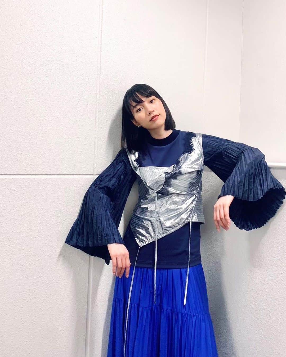 のん（能年玲奈）のインスタグラム：「#毎日新聞 CM撮影時のオフショット。 こんな可愛い重ね着してましたー。  Styling: @izumimachino Hair&Make up: Shie Kanno」
