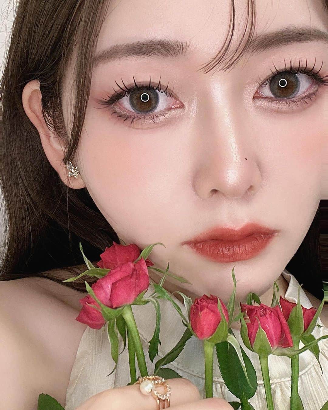 のインスタグラム：「いつもと違うメイク🌹  ワンホンメイク🐲👲🐼  可愛いと思ったメイク 真似してやってみるのハマってる😚❤️‍🔥  マツエクつけたて🫶🏻❤️綺麗🥹 @eyela.hososhima さんいつもありがとうございます🥰❤️‍🔥  #ワンホンメイク #ワンホン #ワンホンヘア #ワンホンマツエク #中国メイク」