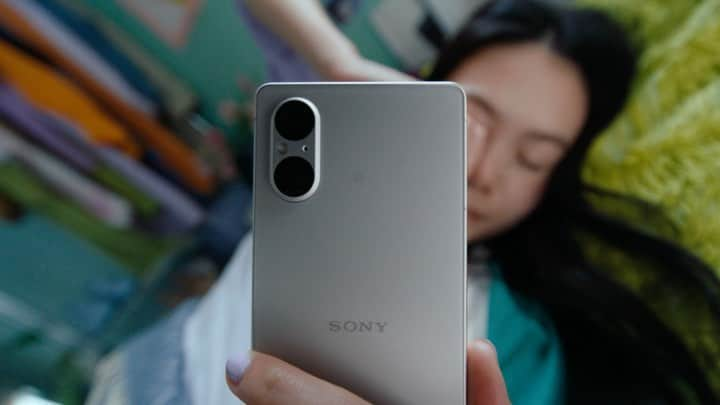 山本奈衣瑠のインスタグラム：「SONY Xperia 5V 📲🪴💘👖🎧 何でも自分でやってみるｯ作ってみるｯ！ 楽しんでみるｯﾜｸﾜｸｯ🌞！ ⁡ ⁡ Starring : Nairu Yamamoto @nairuuuu Cast : Putami @i_putami , Stephanie , Sho Oshita @1117_sho , Atsushi , Campbell , RINA ⁡ Creative planner : Kotaro Ueda (TYME Inc.) , Karin Koyama (TYME Inc.) ⁡ <Video Staff> Director：Akari Eda Cinematographer：Erika Shimizu @simizoo_ Lighting Director：Hitoshi Otake Art Director：Emi Kaneko @emi.kaneko_ Stylist：Koji Oyamada @oyamadakoji Stylist (remake Scene)：hao @hao_yoshienunoda Hair & make up：Eriko Yamaguchi @eriko_yamaguchi_ Casting：Rei Sakai @________rei illustrator：Mayu Ikeda @iiikesan Music : Erik Reiff (Black Cat White Cat) , Maria Hasegawa (Black Cat White Cat) @maria91413 Sound Engineer : Natsumi Tomita Colorlist : Toshiki Kamei @toshiki_kame Offline editor : Keita Takanami Online editor：Kohei Sudo Mixer：Takaki Kato Assistant. Director：Kotatsu Takahashi Producer：Mizuki Ohno @makkuron0502 Production Maneger：Issei Yamazaki @20i4_0425 , Shunsuke Tomiki Production : Geek Pictures Photo ：Naoki Usuda @nokusd  ⁡ 一生ﾍﾞｯﾄﾞの上でﾀﾞﾝｽさせてくる監督  @a_edak  ﾍﾞｯﾄﾞの上ﾌﾗﾀﾞﾝｽ😇(?)採用🤜🏼💥」