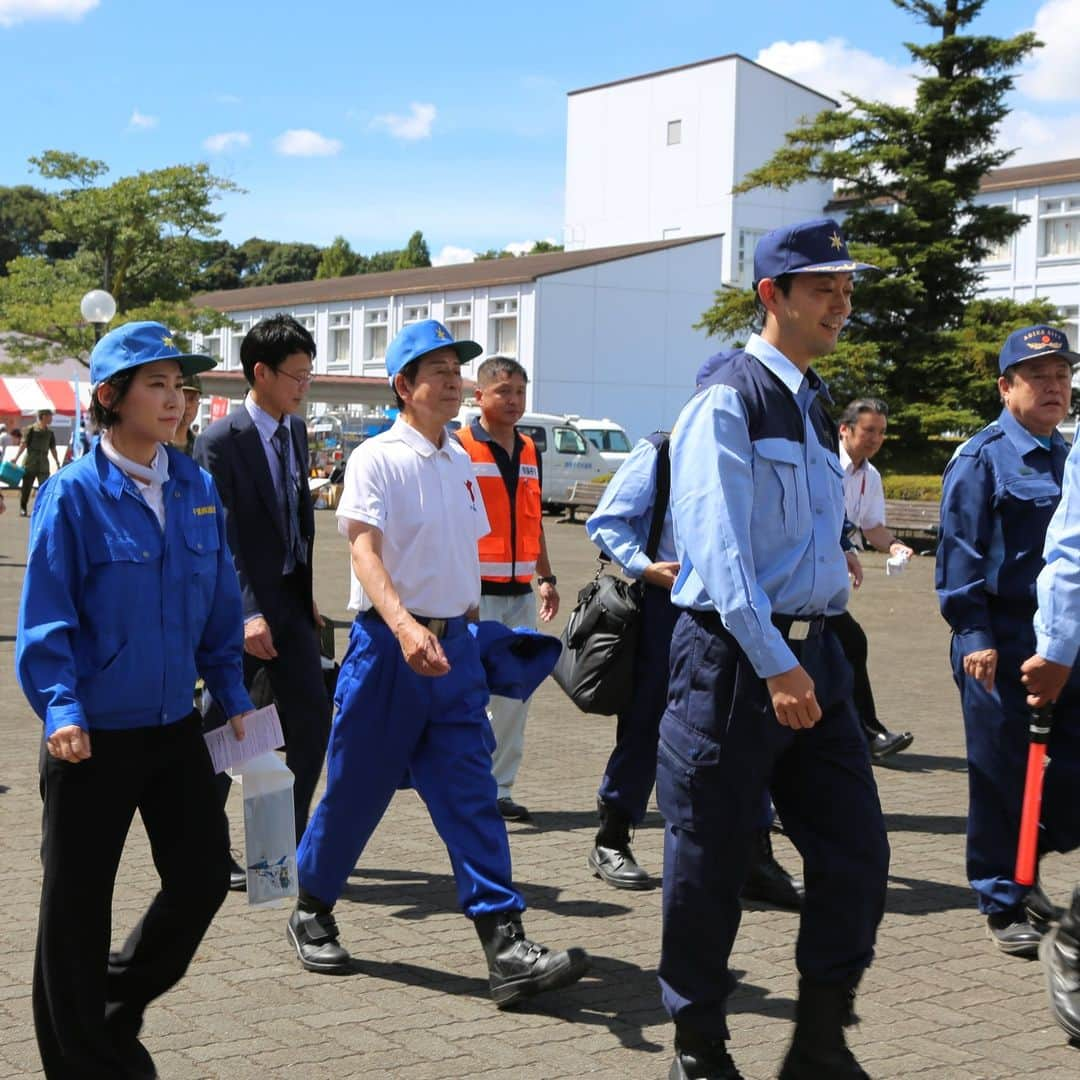 水野友貴のインスタグラム：「第44回九都県市合同防災訓練が地元・我孫子市にて開催され、熊谷知事、伊藤まさひろ県議会議長らとともに各ブースをまわらせていただきました。 九都県市合同防災訓練とは東京都、神奈川県、千葉県、埼玉県、横浜市、川崎市、相模原市、千葉市、さいたま市の九都県市が各自治体において防災訓練を実施しており、令和5年度の千葉県会場が我孫子市に決まり、千葉県との共催により実施したものです。 実際にライフラインの応急復旧の救出救助訓練などを拝見しながら、避難所運営訓練・応急給水訓練、災害ボランティアセンター設置運営訓練などをまわりながら教えていただきました。 10万人以上の犠牲者を出した関東大震災から今年でちょうど100年になります。 政府は、首都直下型地震の発生確率について「30年で70％」と発表しています。一人一人が防災意識を高めることができるよう、私自身もまわりに広めていきたいと思います。本日の合同防災訓練に向けて準備されたすべての皆様に心より感謝申し上げます。  ✳️事前に本当に多くの皆様からみにきてください、とのご連絡をいただいておりましたが、時間の関係上すべてをまわりきれなかったこと、心よりお詫び申し上げます。  #九都県市合同防災訓練 #防災訓練 #我孫子市 #我孫子 #千葉県 #川村学園女子大学 #千葉県議会議員 #水野ゆうき #熊谷俊人 知事　#千葉県知事 #関東大震災から100年」