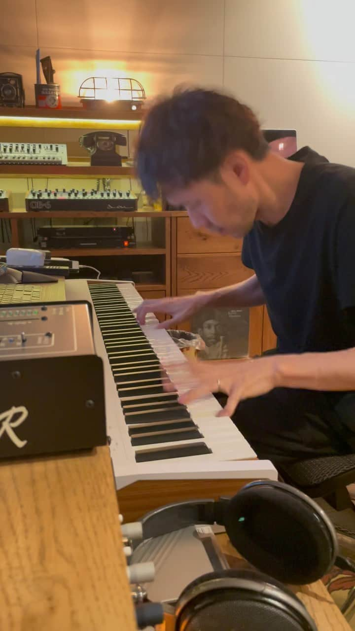 蔦谷好位置のインスタグラム：「adult piano  アダルトfeat.アヴちゃんfrom女王蜂 & RYUHEI from BE:FIRSTのMVが8日で100万再生を超えました。  これからもたくさん見て聴いてください！  #アヴちゃん #RYUHEI #KERENMI #女王蜂 #befirst」