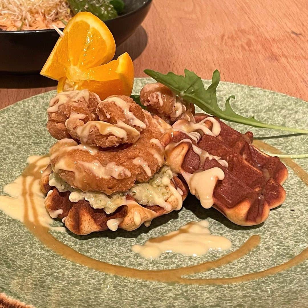 miriishiiのインスタグラム：「vegan waffle chicken🍊 @cosmekitchen_adaptation  ⁡ オーガニックヴィーガンワッフルに 餅粉で揚げたべジ唐揚げ、自家製タルタルソース、 ヴィーガンチェダーチーズ、メープルマスタードという 甘い×しょっぱいが最高なんですよ...！ ⁡ つけ合わせのオレンジを絞れば オレンジチキン的な味変もできて なお美味しい☺️ ⁡ 元々ワッフルチキン大好き民だったので ヴィーガンでこうして食べられるお店ができて嬉しい🫶 ⁡ ⁡ ⁡ 📍Cosme Kitchen Adaptation  渋谷ヒカリエ7F ⁡」