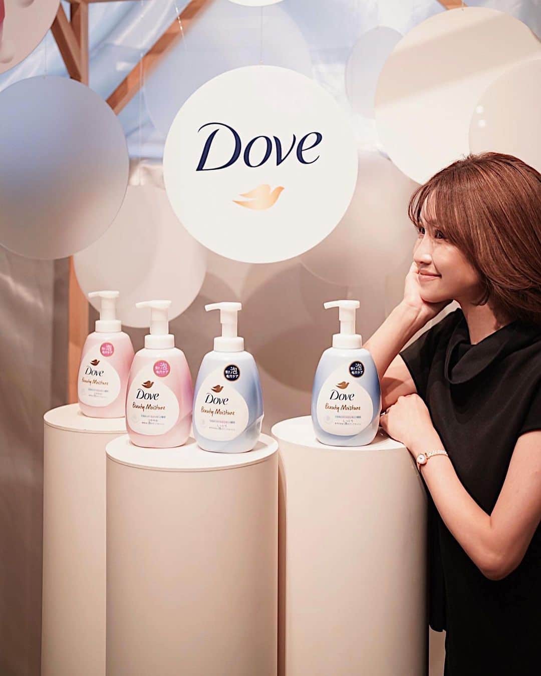 喜田彩子のインスタグラム：「⁡ ⁡ ダヴ( @dove )から9/4に新発売される ダヴ ビューティーモイスチャー 泡ボディウォッシュの 特別体験会へ招待していただきました🫧 ⁡ ⁡ 体験会では神崎恵さんのトークショーもあり ママとしてのお話普段の美容やボディウォッシュへのこだわり 神崎さんの普段の考え方や選び方 美の秘訣なども聞けてとても楽しかったです♡♡ ⁡ ⁡ 新製品の泡ボディウオッシュは 忙しい時間の中でも ☑簡単　☑時短　☑やさしさ まさに忙しい女性にピッタリ！！ ⁡ 1プッシュ約500万個の極小泡の楽ちん簡単ひとふで泡が 毛穴汚れをしっかり落としつつ 話題の成分を配合し透明感のある真珠肌へ🫧✨ ⁡ へたらずきめ細かいクリーミー泡なので 手で撫でるように洗うだけ♡ ⁡ ちなみに神崎さんは 毛穴に入れ込むように洗われているらしいです🫧 私も意識してみよう！！ ⁡ ブルーの泡ボディウオッシュは トリプルセラミド*1配合で洗い上がり“もちっとしっとり" ⁡ ピンクの泡ボディウオッシュは AHA(乳酸)配合で洗い上がり"つるんとつややか“ ⁡ 神崎さんいわく、アミノ酸系のマイルド処方だから こどもと使うのにもおすすめらしい👶 ⁡ 是非使ってみてね🧴🫧 ⁡ ⁡ ⁡ *1セラミドNP、セラミドAP、セラミドEOP：保湿成分 #ダヴ #ビューティーモイスチャー泡ボディウォッシュ #500万個の極小泡  #家族で楽ちん毛穴ケア #ボディソープ #ボディケア #高保湿 #真珠肌 #お風呂美容#PR」