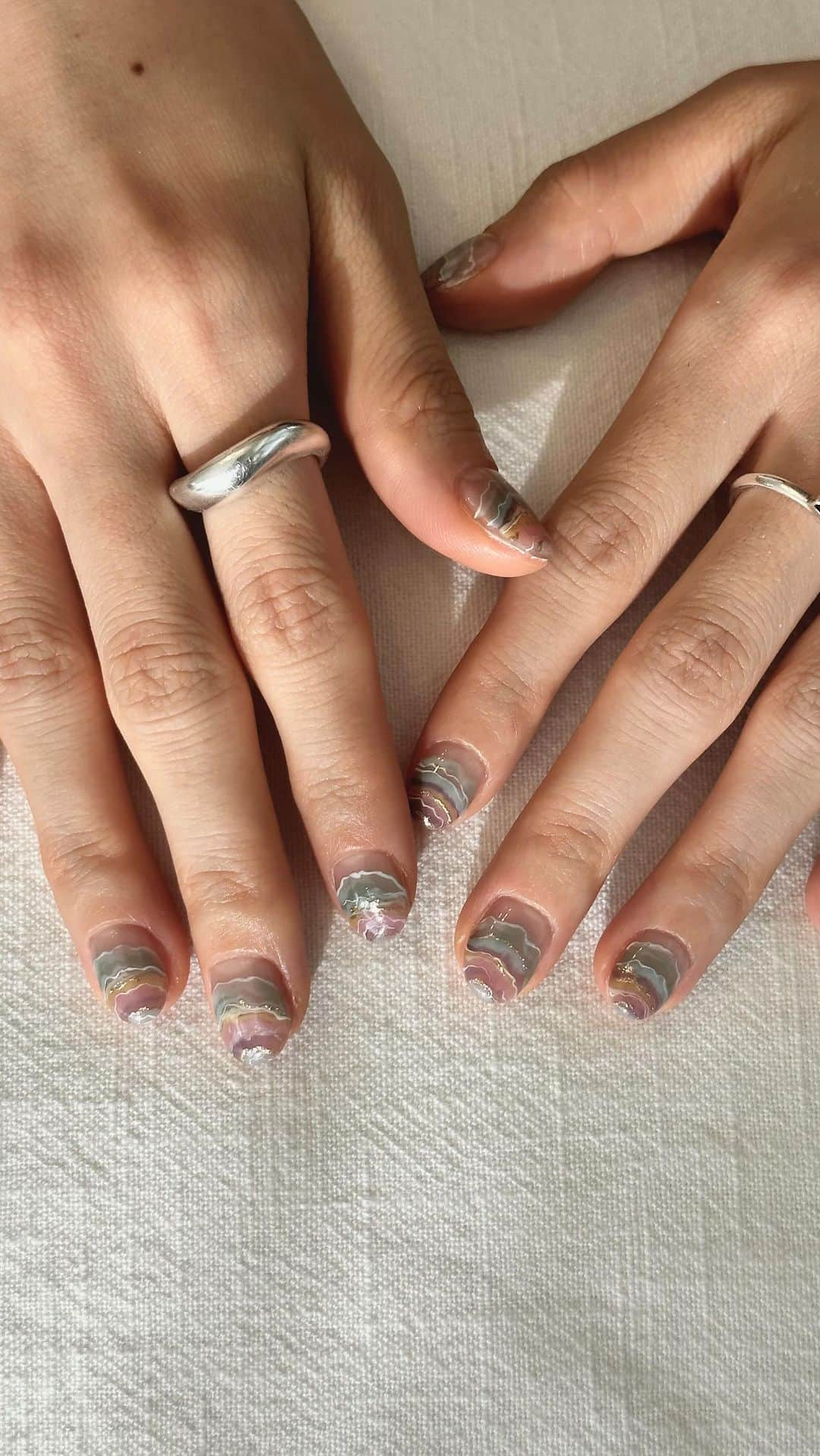 Hana4のインスタグラム：「#August nailworks💅🏼 Thank you for coming my atelier💜  8月は新規をこっそり復活させたこともあり サロンワークで新しい出会い・再会がありました💫 勇気を出してLINEやDMをくださった方 私のデザインが好きでお友達をご紹介してくださった方 本当にありがとうございました😭❣️ 9月もたくさんの方々にお会いできますように💜  ご予約お待ちしております💌  #HelloSeptember #Hana4art #nailartclub #lovenails」