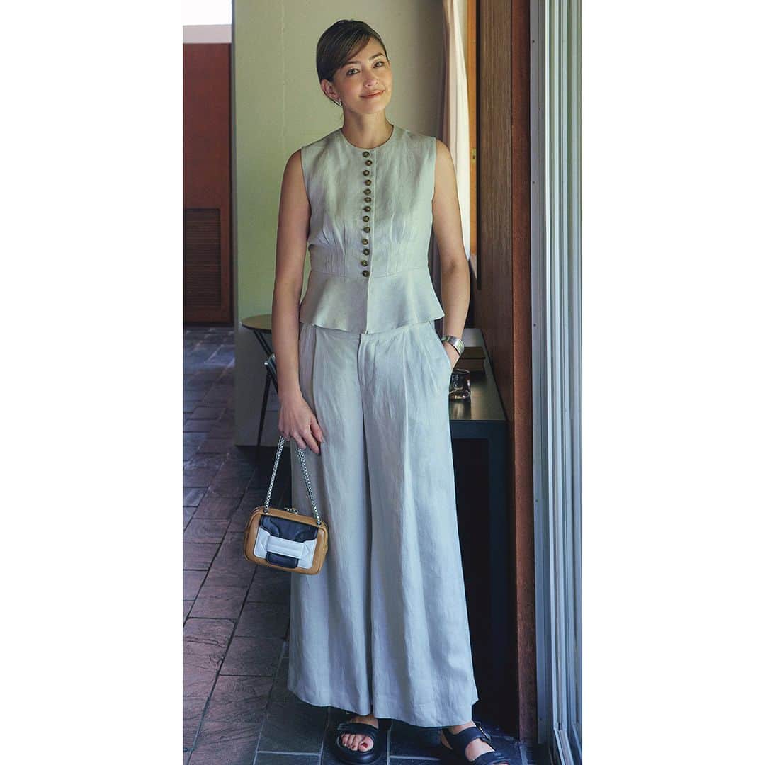 のインスタグラム：「[50代の毎日コーデ]  9月に入ってもまだ暑さの厳しい真夏日は、さらりと着るだけでコーディネートが完成するセットアップが頼れる。ひねりの効いたデザインのトップスなら、まとめ髪にしても華やかさをキープ可能。  ベスト¥39,600・パンツ¥49,500／ル ブーケ　ピアス¥18,700／八木通商(ローラ ロンバルディ)　バングル¥29,700／アダワットトゥアレグ　バッグ¥133,100／ピエール アルディ 東京(ピエール アルディ)　靴¥46,200／パープレッド  #毎日コーデ #50代コーデ #50代ファッション #アラフィーコーデ #アラフィーファッション #Jマダムのおしゃれ #エクラ #eclat #夏コーデ #夏ファッション #lebouquet #lauralombardi #adawatntuareg #pierrehardy #purpred」