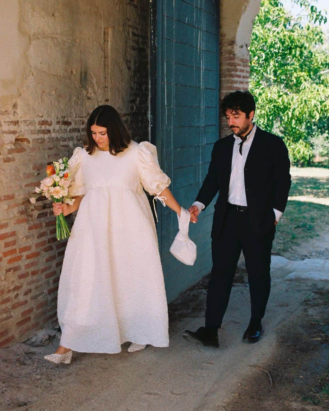 Vogue Españaのインスタグラム：「"El lugar donde celebramos la boda nos parecía tan bonito y con tanto encanto tal cual estaba que no quisimos añadir mucho más”, explican Marta y Marcos sobre su enlace en una finca de Valladolid. Para la ceremonia, la novia escogió un diseño a medida de @becomely y zapatos de @aboutarianne. {Puedes ver todas las fotos de la boda en el link de la bio} ▪️Fotos: @alvarosancha ▪️Texto: @mariaaguilaarm」