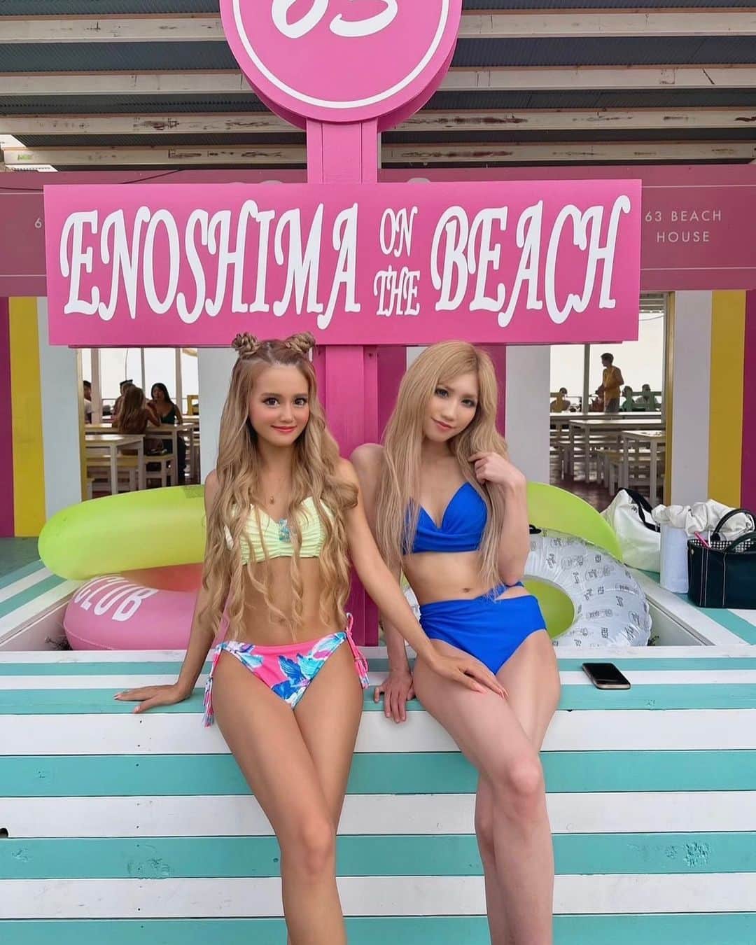 のインスタグラム：「海納め投稿🏖🌻  また来年🫶🫶🫶 . . #fashion#summer#bikini#pool #sea#twins#enoshima  #湘南#江ノ島#由比ヶ浜#海の家 #夏コーデ#ビキニ#水着#ぎゃる#親友」