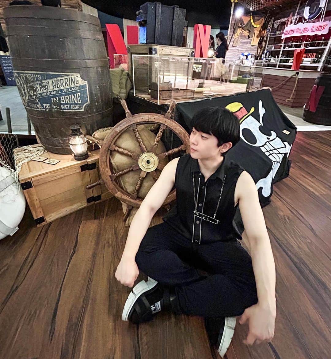 李燦雨のインスタグラム：「大冒険行って来ました！  最近ずっと毎日徹夜で頑張ってるのでこんな息抜きできるのは最高過ぎるんー❤️‍🔥🏴‍☠️  @onepiecenetflix も想像と期待以上過ぎて興奮し過ぎです❤️‍🔥  これは英語版と日本語版全部1周ずつはしないといけないですね🤩  いつもワクワク大興奮頂き本当にありがとうございます！🥹 @onepiece_staff   #ONEPIECE #実写のワンピ #ネトフリワンピ #onepiecenetflix   #デザイナーのアカウントなのかただのワンピースオタクのアカウントなのか」