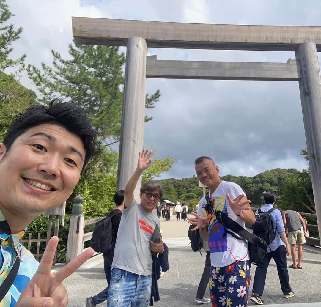 森田展義さんのインスタグラム写真 - (森田展義Instagram)「忘れじの 三重県桑名にある 『俵寿司』なる処で 『蛤握り寿司』なるものと 『焼き蛤』なるものを 『内場勝則』なる先輩芸人と 『レイチェル』なる後輩芸人と食した後、 『伊勢神宮』なる処を参拝す！  #なる処 #なるもの食し  #nobmorley #吉本新喜劇 #森田展義 #桑名 #俵寿司 #蛤握り寿司 #焼き蛤 #絶品なるもの #食しログ #2023年最高蛤握り寿司 #2023年最高焼き蛤 #2023年最高芸人旅 #ノミネート #グルメ好きな人と繋がりたい #蛤 #内場勝則 兄さん #レイチェル #芸人 #3人旅」9月2日 18時54分 - nobmorley