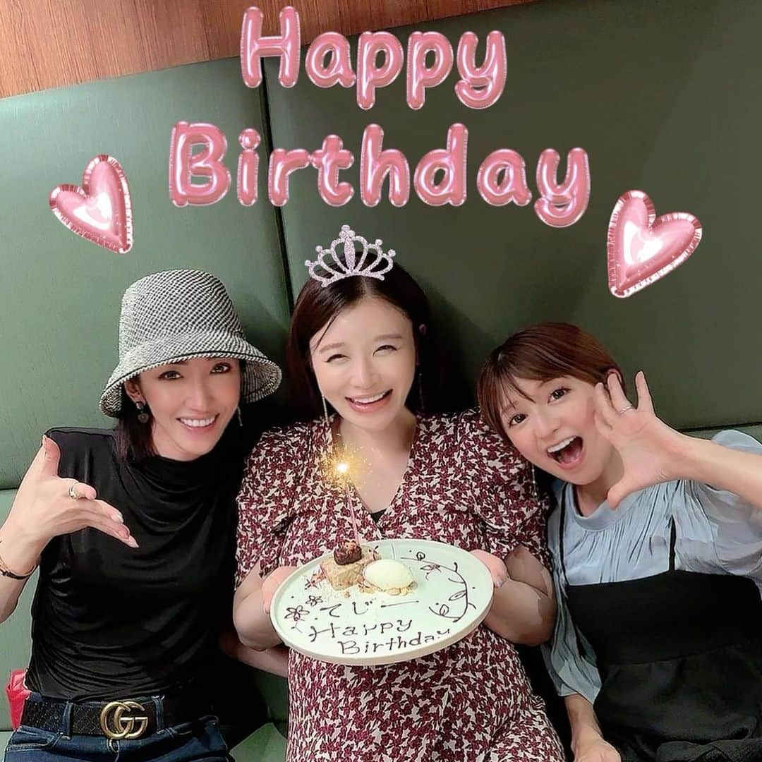 矢口真里のインスタグラム：「もうすぐママになるてじさんのお誕生日会🎂✨ もうすっかり優しいママの顔でした😊✨ この年はてじさんにとって、 とっても大切で幸せな一年になる事間違いなし✨ 心からおめでとう🥹✨ あー楽しみだなぁ🥰✨  今回はおとうちゃんに子供達お願いして、久しぶりにゆっくりご飯出来ました🥹✨ いつも本当にありがとう😊✨ ３人でいるとどこにいても最高にリラックス出来る空間になります😊✨ 時間が許すなら一日中話し続けられるかもw  てじさんママになっても仲良くしてね♡ YouTube編集出来てなくてごめんね💦w やぐてじチャンネルもよろしくお願いします！！」