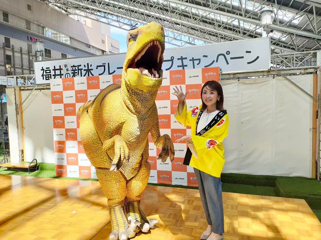 林智美 のインスタグラム：「福井の新米 グレードアップキャンペーン🌾 * 9月1日からスタートした JA福井県の新米PRキャンペーンの オープニングイベントでMCをさせて頂きました🎤  アンバサダーのヒロミさんからのメッセージ、 スペシャルゲストに高橋みなみさんを迎えて、 楽しくお届けさせて頂きました！ たかみなさん、本っ当に素敵な方でした✨  恐竜の街・福井といえば！ ということで、ヴェロキラプトルも登場🦖 恐竜好きな私、会えてすごく嬉しかったです。笑 リニューアルした恐竜博物館、早く行きたい！ * 早生品種の「華越前」は、 お盆を過ぎた頃に収穫され、 早くも新米としてされています。  ツヤツヤで、もっちりとした食感、 そして噛むほどに甘みを感じる、 本当に美味しいお米でした！  ぜひ福井のお米、たくさん食べて、 豪華プレゼントが当たるキャンペーンにも ご参加くださいね🍚  新米の季節だー！ 食欲さらに加速するー！🤣  #JA福井県 #福井県 #福井米 #福井米キャンペーン #JR大阪駅 #時空の広場 #イベント #event #イベントMC #司会 #MC #ラジオDJ #パーソナリティー #アシスタント #ナレーション #ナレーター #フリーアナウンサー #ヴェロキラプトル #恐竜 #恐竜博物館行きたいんや」