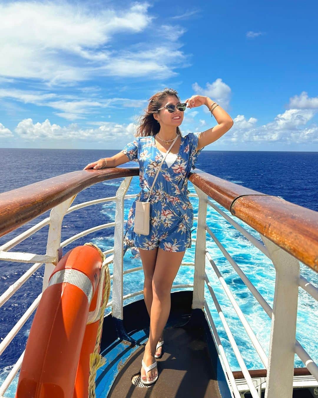 Riho kawaiのインスタグラム：「. 船の1番後ろの場所🌏💙 海の色が外洋ブルーって感じでとっても好きです🥹 ⁡ ⁡ ⁡ ⁡ ⁡ ⁡ ⁡ 📍#世界のどこか 📸#iphonecam ⁡ ⁡ ⁡ ⁡ ⁡ #ピースボート#世界一周中#世界一周#豪華客船#peacebort#pool」