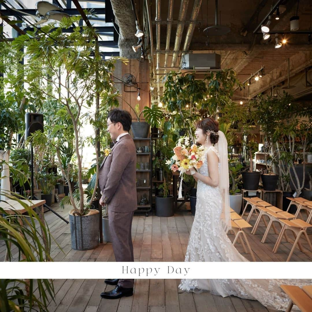 オードヴィーウェディング【名古屋・結婚式場】 のインスタグラム：「/ party report-02 at @medi_wedding.edv  ひとめぼれしたボタニカルチャペルでファーストミート ひとつひとつが絵になる瞬間です  ┈┈┈┈┈┈┈┈┈┈┈┈┈┈┈┈┈  これから結婚式を挙げる花嫁さまへ 準備が楽しくなるウェディング情報発信中  おいしいもおしゃれも全部叶える 名古屋のおしゃれなレストランwedding オードヴィーウェディング  会場をくわしく見るならプロフィール ＠eaudevie_wedding.edv の𝐔𝐑𝐋をタップ  ┈┈┈┈┈┈┈┈┈┈┈┈┈┈┈┈┈ #オードヴィーウェディング #オードヴィー花嫁 #eaudeviewedding #edvwedding #愛知式場 #レストランウェディング #名古屋のおいしいウェディング #愛知式場 #憧れの式場 #レストランウェディング #パーティーレポート #先輩花嫁 #結婚式レポ #名古屋プレ花嫁 #2024春婚 #2024夏婚 #2024秋婚 #2024冬婚 #プレ花嫁2023 #プレ花嫁2024 #プレ花嫁準備 #名古屋結婚式 #名古屋結婚式場 #東海花嫁 #東海結婚式 #卒花嫁 #花嫁支度」