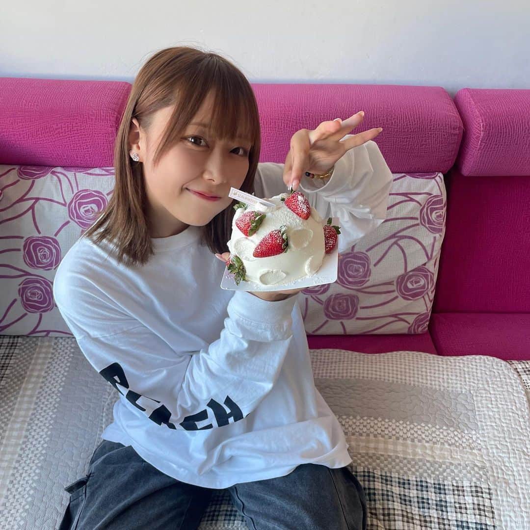 益田愛里沙さんのインスタグラム写真 - (益田愛里沙Instagram)「いつも可愛くしてくれてありがとうございます🖤🐰  🍓イチゴ丸々のってるケーキ初めて見てテンションあがっちゃった❕❕」9月2日 19時05分 - 24_arisa