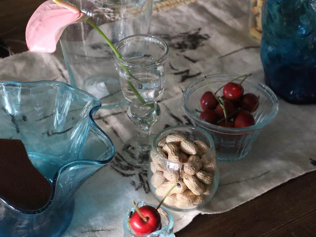H.P.DECOさんのインスタグラム写真 - (H.P.DECOInstagram)「フランスの手吹きガラスブランド、ラ・スフルリー ( @lasoufflerie ) で飾るテーブル。  リサイクルガラスならではの歪みある表情が、空間のいいアクセントに。  まだまだ暑い晩夏には、涼しげなガラスアイテムを並べて、ワインやフルーツを囲んだホームパーティで夏納めはいかがですか。  ----------------------------------------------------  【SHOP LIST】 ATELIER 表参道（旧H.P.DECO 表参道） 東京都渋谷区神宮前5-2-11 tel. 03-3406-0313  ATELIER 丸の内（旧H.P.DECO 丸の内） 東京都千代田区丸の内1-5-1 新丸の内ビルディング3Ｆ tel. 03-3287-1227  ATELIER 二子玉川（旧H.P.DECO 好奇心の小部屋 二子玉川） 東京都世田谷区玉川3-17-1 玉川高島屋ショッピングセンター南館4階 tel. 03-6411-7128  ATELIER 横浜（旧H.P.DECO 好奇心の小部屋 横浜） 神奈川県横浜市西区高島2-16-1 ルミネ横浜２階 tel. 045-534-8548  ATELIER 神戸（旧アッシュペーブチック） 神戸市中央区海岸通3-1-5 海岸ビルヂング北側1階 tel. 078-332-2327  ----------------------------------------------------  #atelier #アトリエ  #lasoufflerie #ラスフルリー #handmadeglass #glass #ガラス #リサイクルガラス #flowervase #フラワーベース #ワイングラス #グラス #ボトル #interiordesign #デザイン #海外インテリア #インテリア雑貨 #インテリアショップ」9月2日 19時05分 - atelier_ma_vie