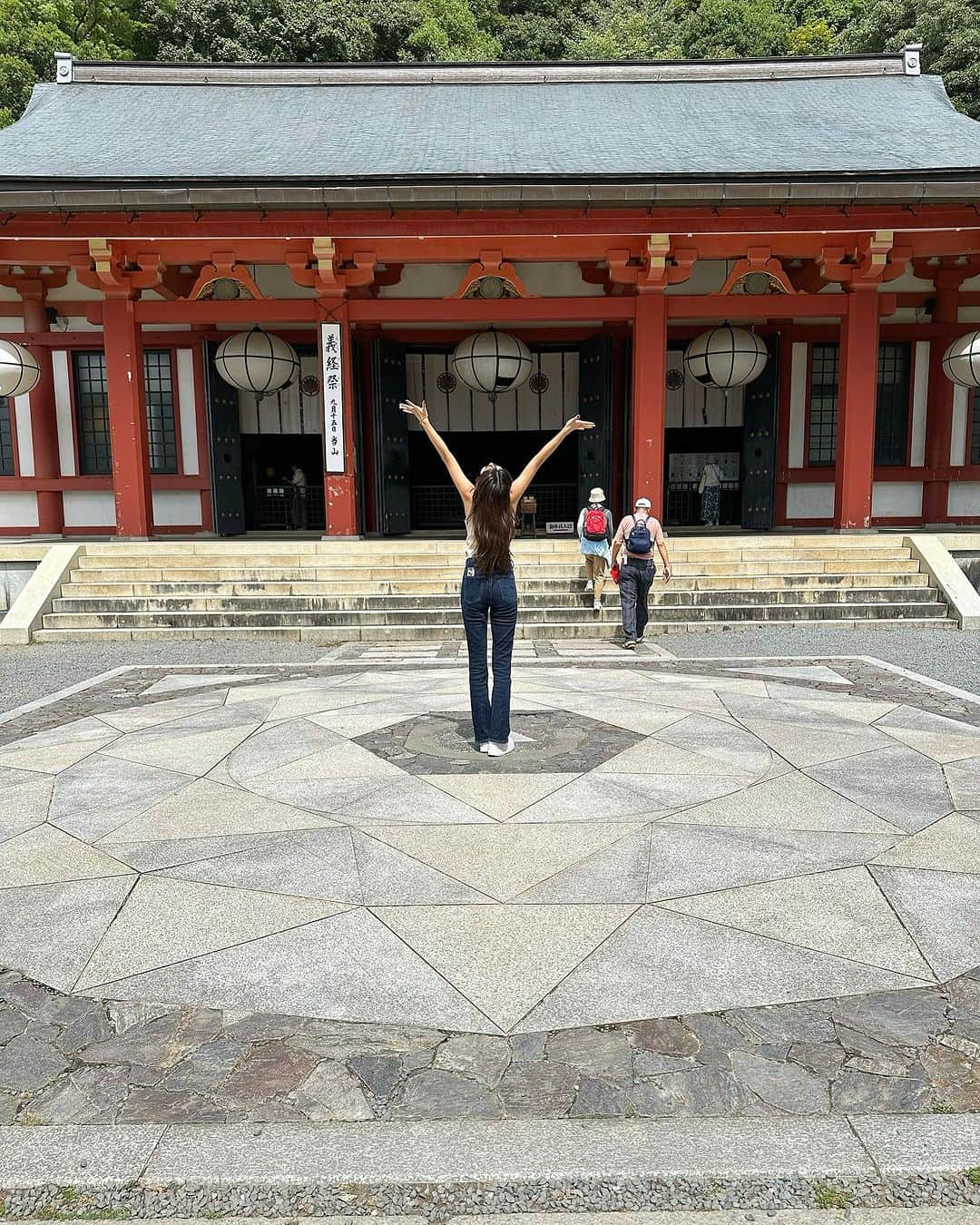 小澤楓のインスタグラム：「貴船神社を目指してたような、 鞍馬山？登山だったような…  そんな日。  最近行ったばかりだったけど、 夫ちゃんに誘われて この前行った時とルートを変えて行ってみた🫡  ルートを変えて行ったら、 めちゃくちゃ登山だったけど、 めちゃくちゃ元気に楽しく貴船神社まで辿りついた。  その間には、 鞍馬寺に最初に立ち寄ったり、 ところどころに神々と宇宙を感じるゾーンが沢山あった🪽👽  不思議な世界に🌍また迷わされた。笑  どこに行っても 現れる様になった黒い🦋🐦‍⬛  いつもありがとう♡  今日は、オニヤンマだけじゃなくて、タマムシも歓迎してくれてなんかまたもやファンタジーだった🧚🏻‍♀️  今日も楽しかった♡  これから旦那さんと色々と企画してるので会議しにいってきまーす❕ 最近は、ずっと本質な話しをしてる。 そんな感じの夫婦。笑  パワーをまた集めてきたので、 ご縁ある方々に勝手に配ろっと🧚🏻‍♀️  #鞍馬寺から貴船神社 #鞍馬寺#パワースポット#鞍馬山 #人間#人間大好き#宇宙パワー」