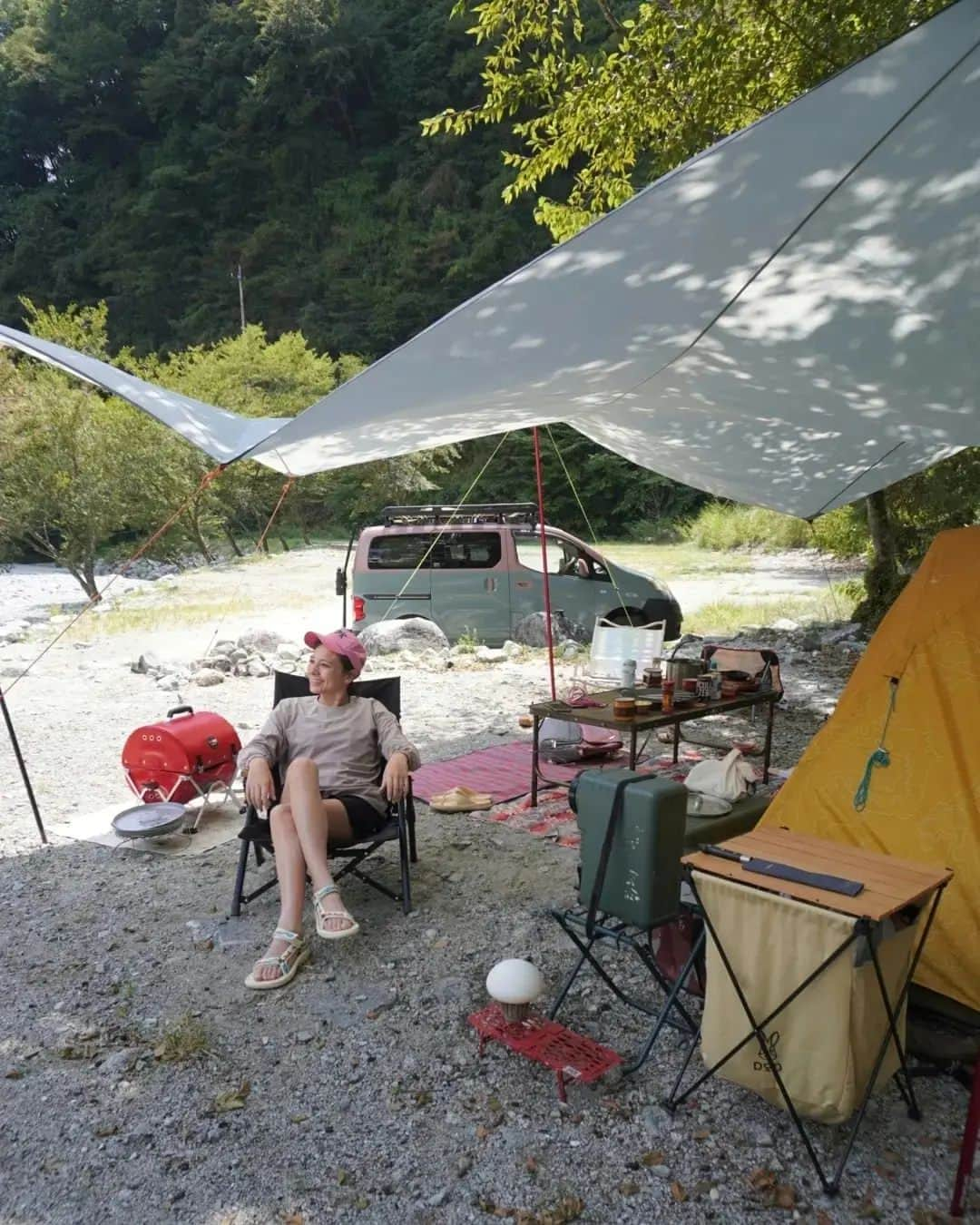 芳美リンのインスタグラム：「今年の夏はいつもより 長いって聞いたので、 まだまだ楽しめそうかな？🌊  10月にまた、 キャンピングカーの旅に出たいんだけど、  ラナちゃんも水遊び好きなので、 水に入れるとこがいいなぁ。 ごこがいいかなぁ？((o(´∀｀)o))ﾜｸﾜｸ  #teva#captainstag  #トイっぷ号#ネイトアンバサダー #キャンパーバン#バンライフ #車中泊女子#大滝キャンプ場 #nv200#日産nv200#カーステイ#バンタメ#carstay #carstayアンバサダー #日産バネット#バネット#nv200camperuvan」