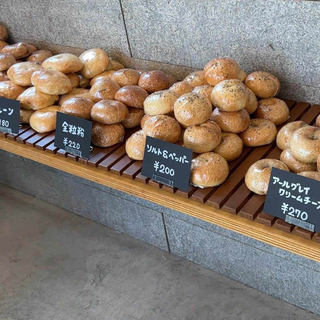 うさもぐさんのインスタグラム写真 - (うさもぐInstagram)「▷ #武蔵小山 あんバター記録 ◁ ⁡ ⁡ sopo bagel @ 武蔵小山 ⁡ ⁡ 9月1日オープン！ つくばの人気ベーグル専門店が東京へ！ ⁡ ⁡ ■ あんバター 320円 ■ その他もろもろ ⁡ ⁡ 絶賛ベーグルブーム到来中のうさもぐです。 というか数年前からずっとブーム(ただの好物じゃん) ⁡ 小ぶりながらあんことバターがたっぷり挟まったこちら。 ⁡ ベーグルはこれ全粒粉かな？ 水分を含んだような少しねちっと感のあるもちっと食感。 でも歯切れは良くて噛むほど香ばしさと塩気がでてくる！ ⁡ 甘さも風味も濃厚なねっとりとしたつぶあんと 分厚いバターのじんわり広がる塩気とコクで THEあんバターな味わい！美味しい〜 ⁡ ガツンとくるあんバターの濃厚な味わいに ベーグルの香ばしさが合ってた◎ ⁡ うわ〜これリベイクしたらさらに美味しくなりそう！ ⁡ 他のは冷凍したからリベイクして食べてみる！ ⁡ 涼しくなったらまたあんバター買いに行こっと。 ⁡ ⁡ ⁡ #sopobagel #あんバター#あんバターサンド#ベーグル専門店#東京パン屋#東京グルメ#目黒グルメ#武蔵小山グルメ#ベーグルサンド#ベーグル#あんこ#バター」9月2日 19時15分 - mgmgbutter3