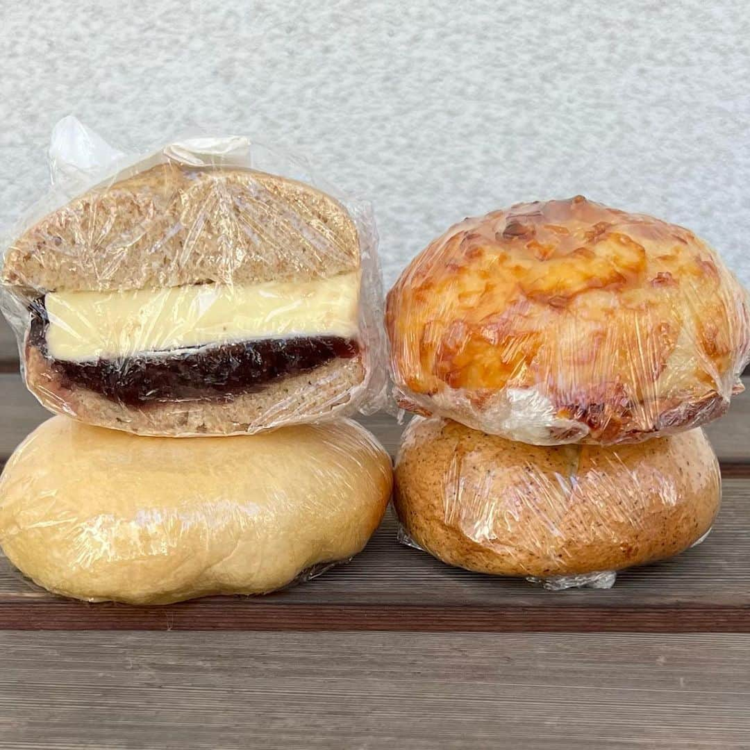 うさもぐさんのインスタグラム写真 - (うさもぐInstagram)「▷ #武蔵小山 あんバター記録 ◁ ⁡ ⁡ sopo bagel @ 武蔵小山 ⁡ ⁡ 9月1日オープン！ つくばの人気ベーグル専門店が東京へ！ ⁡ ⁡ ■ あんバター 320円 ■ その他もろもろ ⁡ ⁡ 絶賛ベーグルブーム到来中のうさもぐです。 というか数年前からずっとブーム(ただの好物じゃん) ⁡ 小ぶりながらあんことバターがたっぷり挟まったこちら。 ⁡ ベーグルはこれ全粒粉かな？ 水分を含んだような少しねちっと感のあるもちっと食感。 でも歯切れは良くて噛むほど香ばしさと塩気がでてくる！ ⁡ 甘さも風味も濃厚なねっとりとしたつぶあんと 分厚いバターのじんわり広がる塩気とコクで THEあんバターな味わい！美味しい〜 ⁡ ガツンとくるあんバターの濃厚な味わいに ベーグルの香ばしさが合ってた◎ ⁡ うわ〜これリベイクしたらさらに美味しくなりそう！ ⁡ 他のは冷凍したからリベイクして食べてみる！ ⁡ 涼しくなったらまたあんバター買いに行こっと。 ⁡ ⁡ ⁡ #sopobagel #あんバター#あんバターサンド#ベーグル専門店#東京パン屋#東京グルメ#目黒グルメ#武蔵小山グルメ#ベーグルサンド#ベーグル#あんこ#バター」9月2日 19時15分 - mgmgbutter3