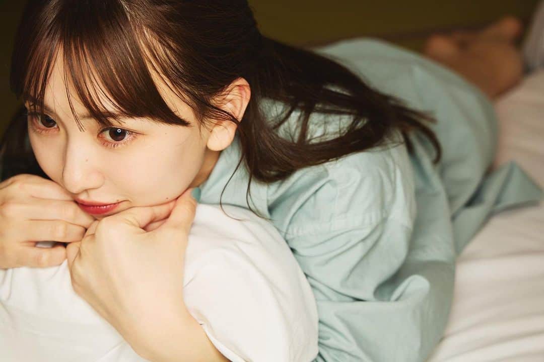 のインスタグラム：「⁡ 8月も終わり、9月になってました😳 あっという間だね！ 今月もよろしくお願いします☺️ ⁡ 今日の写真は写真集表紙のオフショット📷 彼シャツ感？🤭 ⁡ そしてついに 明日は写真集のネットサイン会✨ ⁡ まだ申し込み今日までなので間に合うよ😊 是非お待ちしてます！ ⁡ #写真集　#表情ガール　#オフショット　#photo #september」