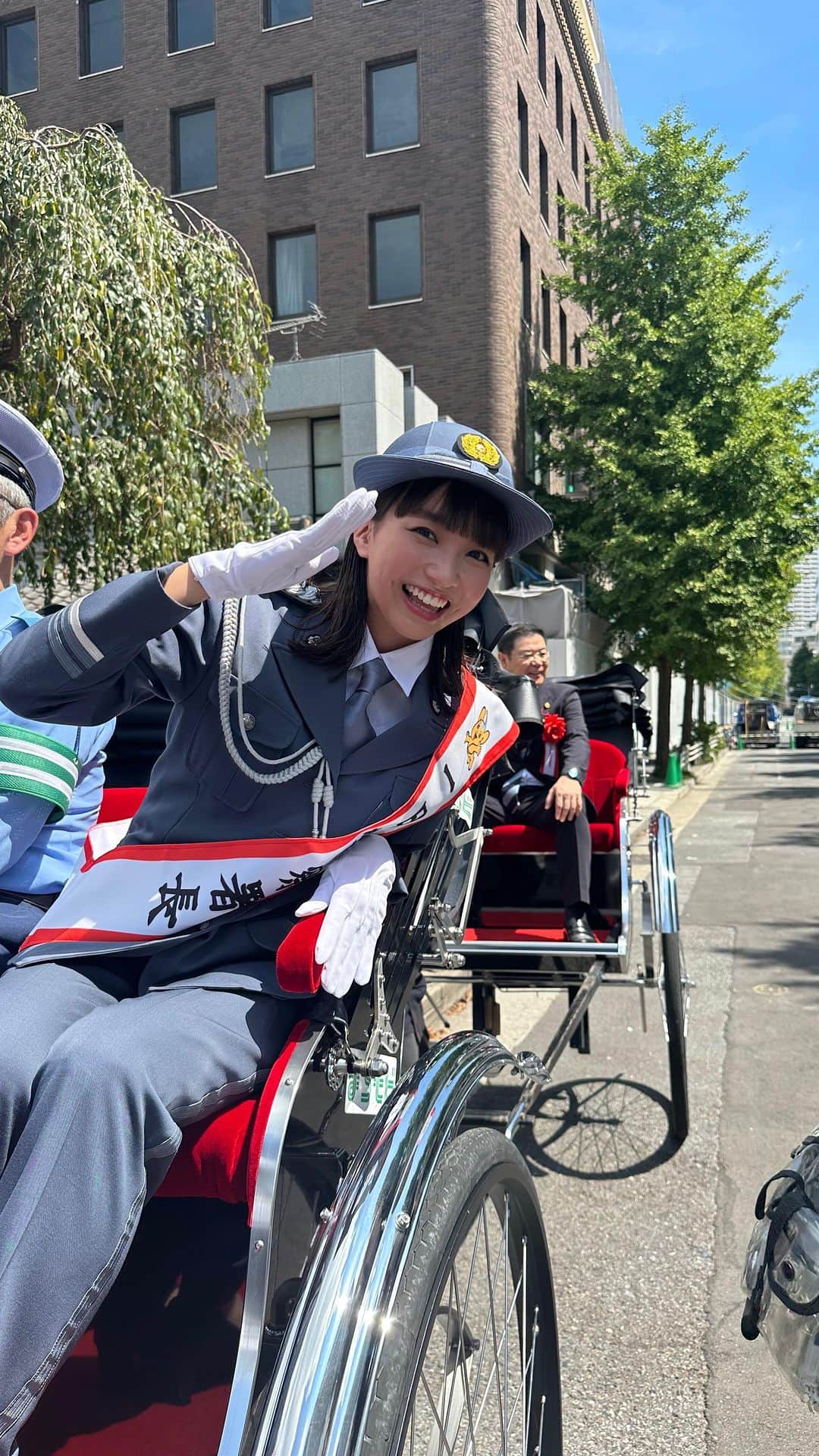 坂ノ上茜のインスタグラム：「. #日本橋交通安全キャンペーン 普段近い距離でファンの方と接する機会がないので いい交流の機会になりました☺︎ 暑い中来てくださって本当にありがとうございました👮 交通安全を心がけて過ごしましょうね！  #あかね署長 笑」