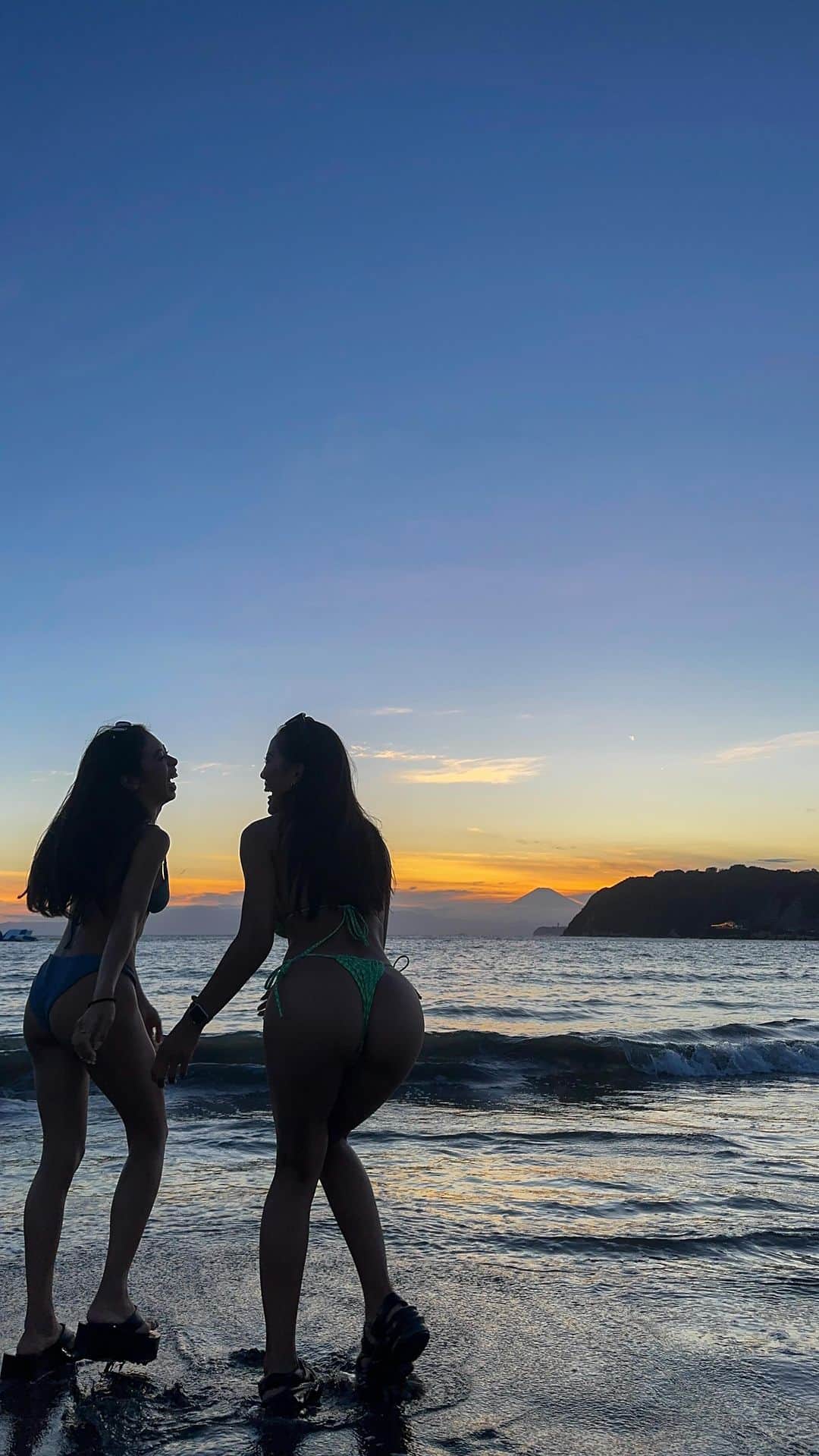 SÜMIREのインスタグラム：「. 今年の逗子はアンジーで始まりアンジーで終わった🌼 去年に続き今年もたくさん一緒に海に行けて嬉しかった🥰 アンジーと一緒にいるといつも笑顔が絶えないんだ😂 また来年もたくさん色んなところに行こうね✈️💕 . #逗子#逗子海岸#海の家#リール#zushi#sunset#mtfuji#reels#friends#friendship#girl#beach」