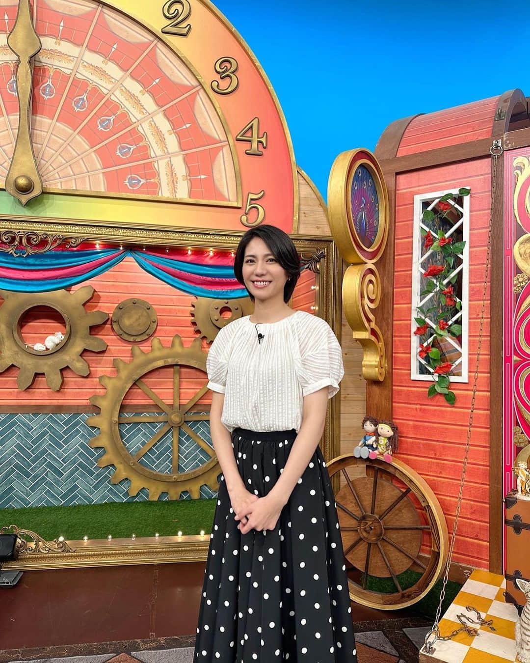 松下奈緒のインスタグラム：「皆さんこんばんは！  青空レストラン、ご覧いただきありがとうございました♪ バターナッツかぼちゃ、本当に甘くて美味しかったです😆 皆さんも見つけたら是非！食べてみて下さい😊  そして、明日のあさ10:25〜は NTV「ニノさん」に出演させて頂きます。  大好きなチーズケーキ、食べられたのでしょうか？？笑  是非！ご覧下さい😊  #ニノさん @ninosan_ntv  #CODE @code_ytv   #松下奈緒  <衣装> ブラウス#BEIGE, スカート#DESIGNWORKS イヤリング#ete」