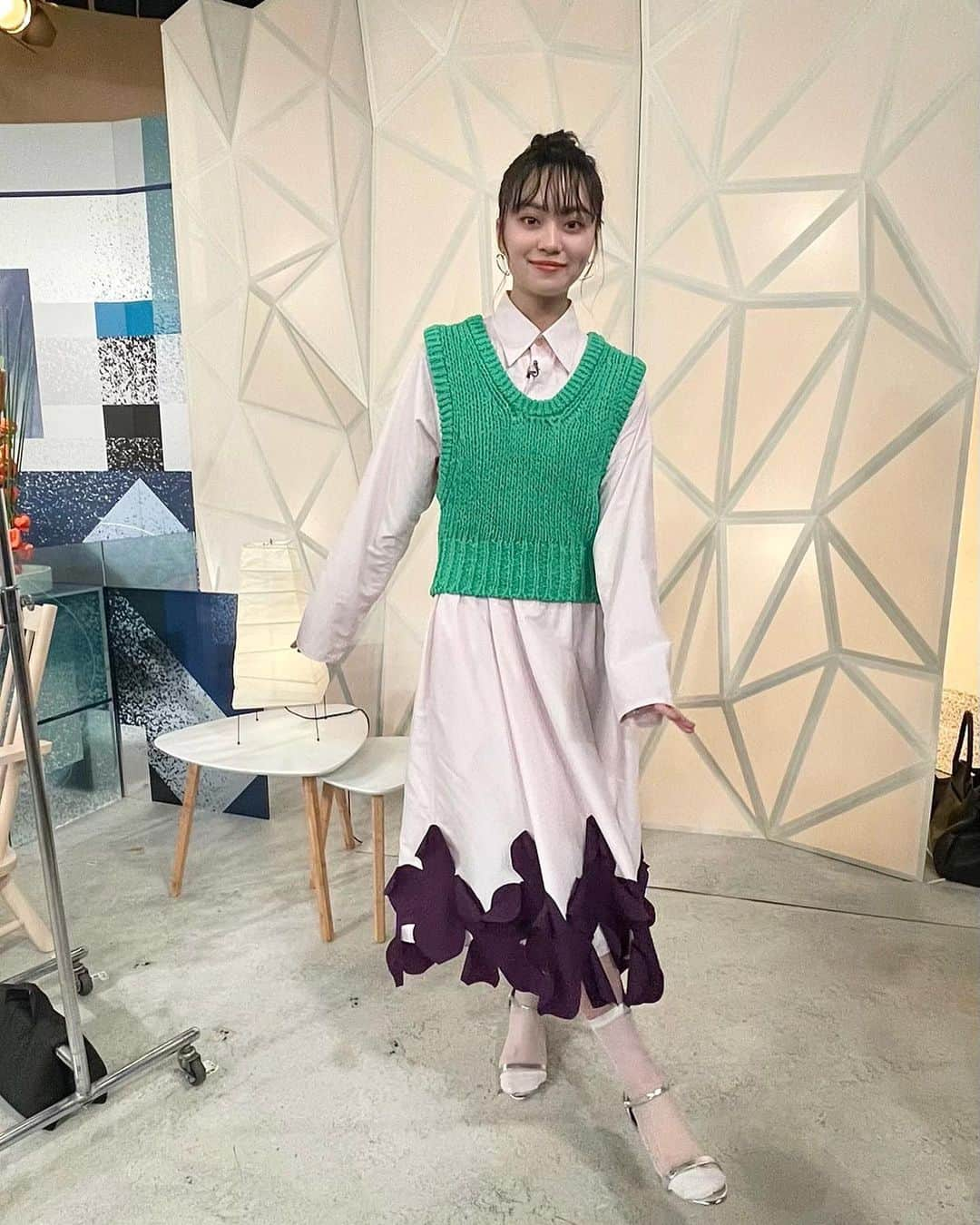 深尾あむさんのインスタグラム写真 - (深尾あむInstagram)「明日は6時〜NHK短歌放送です。 今回のテーマは「手」🤚🏻 ココカラ短歌も頑張ったので、一緒に早起きして朝ご飯でも食べながら是非！笑 #NHK短歌」9月2日 19時34分 - amufukaofficial