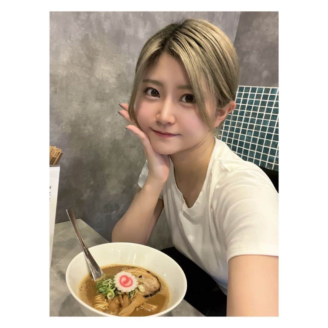 大竹ひとみさんのインスタグラム写真 - (大竹ひとみInstagram)「🧖‍♀️🐯🍜 . .  昨日！ラウンジでのサ飯が美味しすぎるSAUNA TIGER(@_saunatiger_ )さんから、サ麺 というラーメン屋さんがオープンしたと聞いて行ってきました😚🍜  普段少食の私が、 ラーメン、餃子、オロポのかき氷全部1人で食べ切るくらい美味しかった！笑  お客さんも続々来ていて、1人でもお友達とでも、男女問わず来やすい印象だった💭  赤坂に行く時はまた寄りたい！  . . .  #サ麺  #サ飯  #ラーメン  #らーめん部 #saunatiger #赤坂グルメ  #赤坂 #サウナ #サウナ女子  #サ活 #サウナー  #サウナ好きな人と繋がりたい  #ramen #foodstagram #private #instalike #followｍe  #🧖‍♀️ #🍜」9月2日 21時00分 - iamhitomi_48