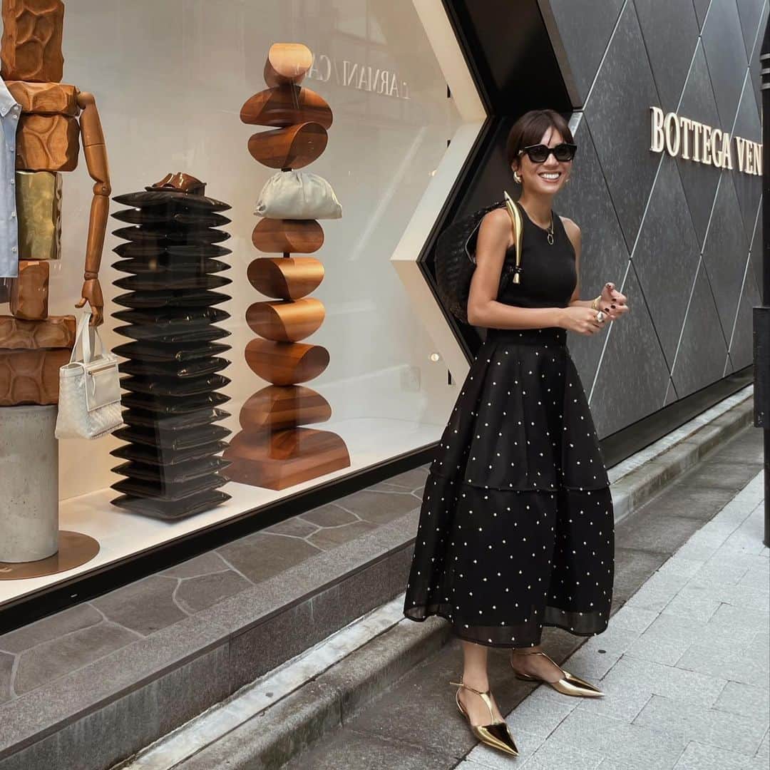 正中雅子のインスタグラム：「ginza🗼✨  @urako0618 と東京休日だった日のスカートに沢山DMもらってて🥺🫶もちろん、 @machatt_ 新作です！  POPUP先行アイテムで、ダンボールシアー生地にゴールド糸でドットを施したオリジナル生地なんです🖤  シルエットも甘すぎない立体的な仕上がりで大のお気に入り♡  #MACHATT #masaco服 #bottegaveneta」