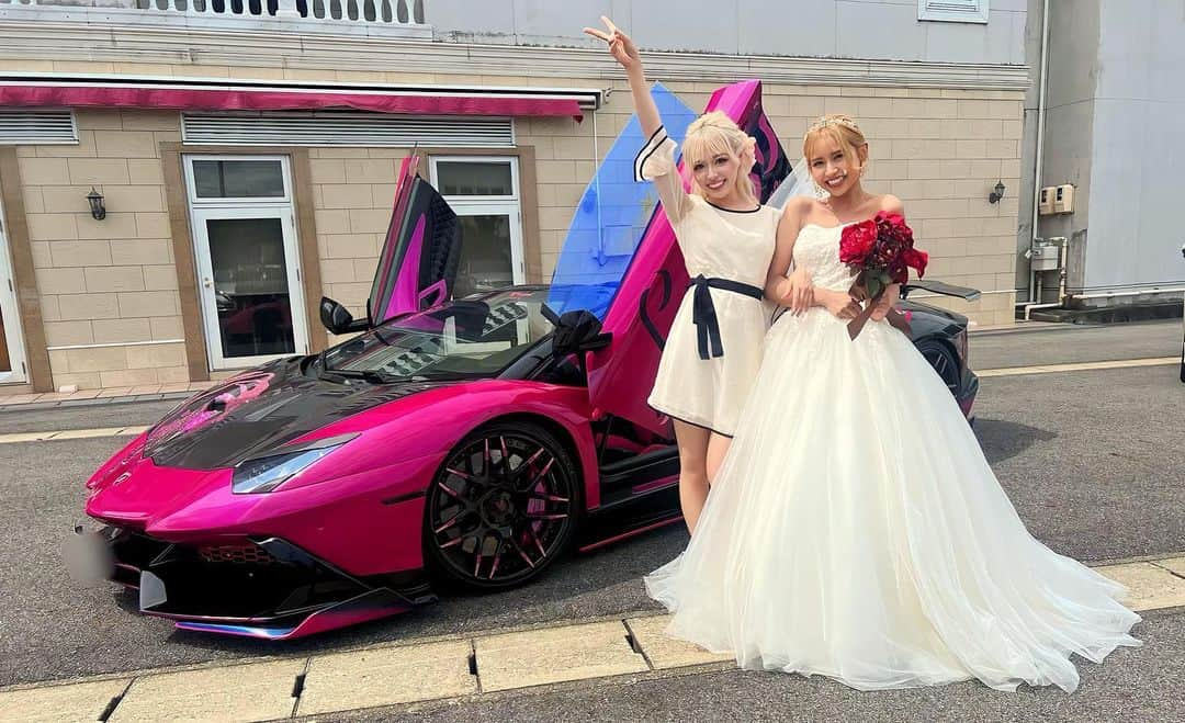 雨宮由乙花のインスタグラム：「結婚式サプライズ大成功👸🏼🩷  旦那さんからお話頂いて 前から計画立てて、やっと！遂に今日 来ないはずのゆずが結婚式にいるサプライズ🤣❤️‍🔥❤️‍🔥❤️‍🔥  号泣して喜んでくれて本当によかった🥺💗(動画撮り忘れた笑)  式 めっちゃ感動した🥹🫶🏻 ゆかちゃん末永くお幸せにです💕💕  #結婚式サプライズ #eggモデル #うさぎゃる」