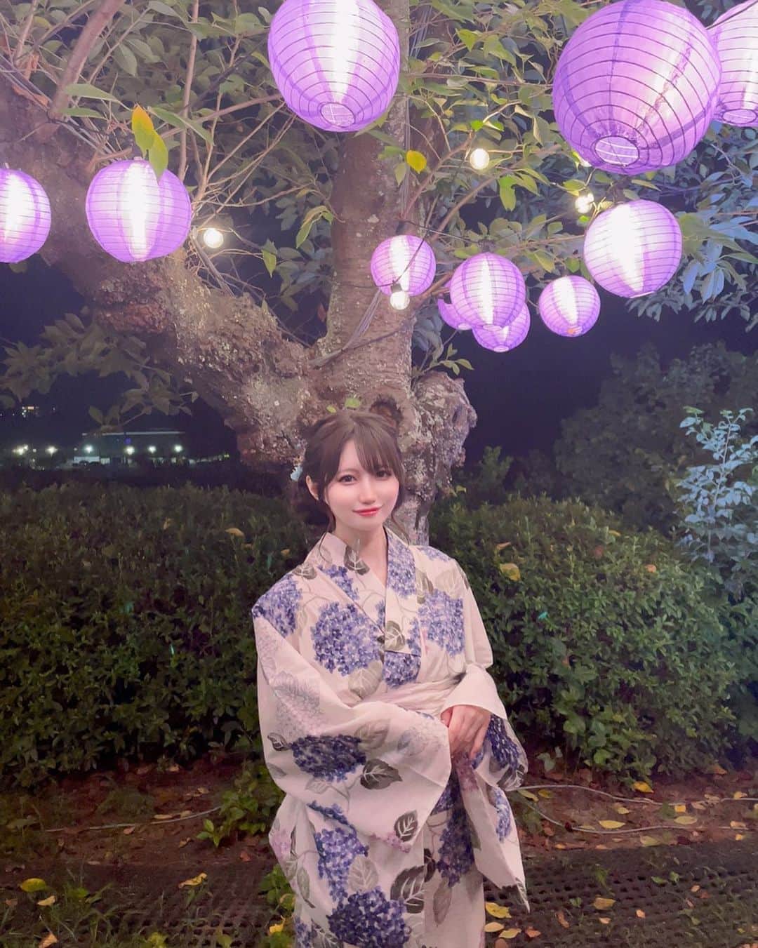 結城明日翔のインスタグラム：「. 今年も夏らしいこと できないままかと思ってたけど 最後に浴衣着れた🫶🏻💕  #万博祭り #夏祭り #浴衣 #浴衣ヘアアレンジ #浴衣女子 #万博記念公園 #夏」