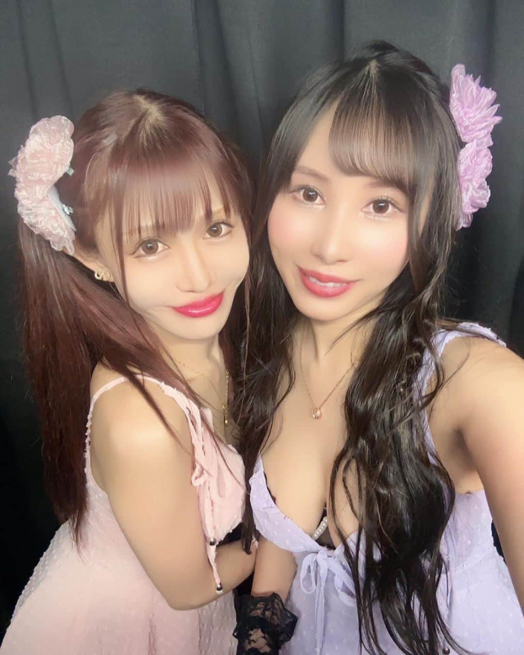 柊木里音のインスタグラム：「バーレスクヤバイOB出演、 声かけてくれたももちゃん🩷 @momo_burlesque_annex_yavay   また一緒にヤバイのステージで踊れて たのしかった😍　  誘ってくれて本当にありがとう💕💕 幕間も一緒にできて、嬉しかった🥰  海の帰りに電車で振り練習しながら帰ったり🚃、 新曲のリリースもあるのに、 営業前にステージで練習してくれたり、 演目の動画送ってくれたり💌、 幕間フォーメ考えてくれたり🔞、  ももちゃんのおかげで昨日というキラキラハッピーな日が過ごせました🍑  ファンも、ももちゃんが優しくしてくれたからありがとうって伝えてって連絡送ってきてくれてて、 本当にももちゃん、優しくて人柄が最高に良くて、こんなに仲良くなれて嬉しいし、大好きです🍑💕💕  昨日も、新曲の練習何時間もみんな残って営業後練習してて、ヤバイガールズが頑張ってる姿、本当にかっこよくて、私も頑張らなきゃって気持ちになりました⭐️⭐️⭐️  新曲リリース、成功しますように😌 ももちゃん本当にありがとう🩷  またお出かけしようねー💖💖  #バーレスクヤバイ」