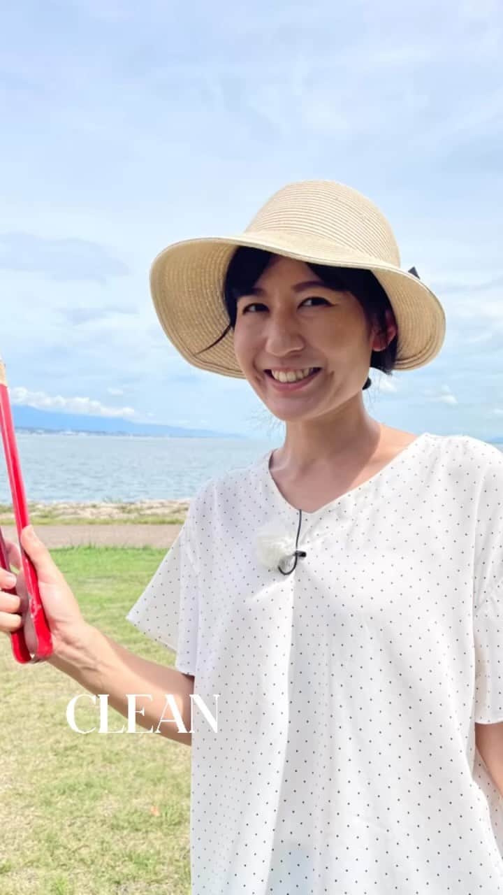 北口麻奈のインスタグラム：「今日はびわ湖をお掃除🧹 第14回びわ湖清掃ウォークに参加してきました✨ 300人以上の皆さんが集結❗️ 大阪や京都からも来られていました☺️ ステージではe-radioの井上麻子さんが司会をされていました🎙️ 朝からお掃除してスッキリ✨  放送は９月２３日(土)１８時１５分〜 びわ湖放送　コープしがスマイルスタジオで🔈  #びわこ #びわ湖清掃ウォーク #びわ湖  #北口麻奈  #びわ湖放送」