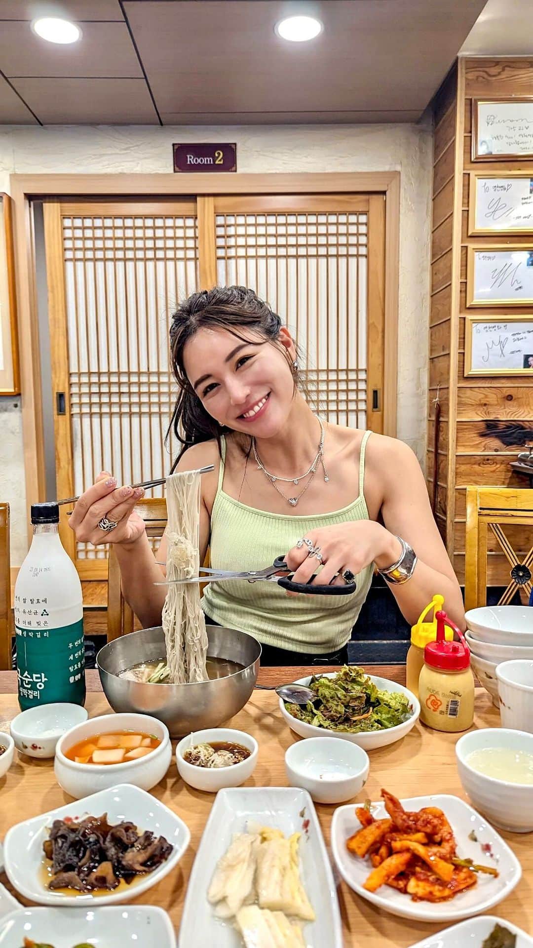 のインスタグラム：「⚠️最後まで見てね！笑 . 韓国でサムギョプサル食べたあと、地元の人で賑わう焼肉屋さんに🐮❤️ . 📍永川永化（영천영화） . ユッケビビンバがおすすめで24時間空いてるのだけど並びます！でもお肉もビビンバも冷麺も美味しかった❣️ 冷麺の麺は自分で切るスタイル！元気な麺で珍事件笑 あーたのしかった笑 . #韓国 #韓国焼肉 #焼肉 #韓国グルメ #韓国情報 #영천영화 #韓国旅行 #불고기 #プルコギ #ユッケ #ビビンバ #冷麺 #韓国料理 #korea」