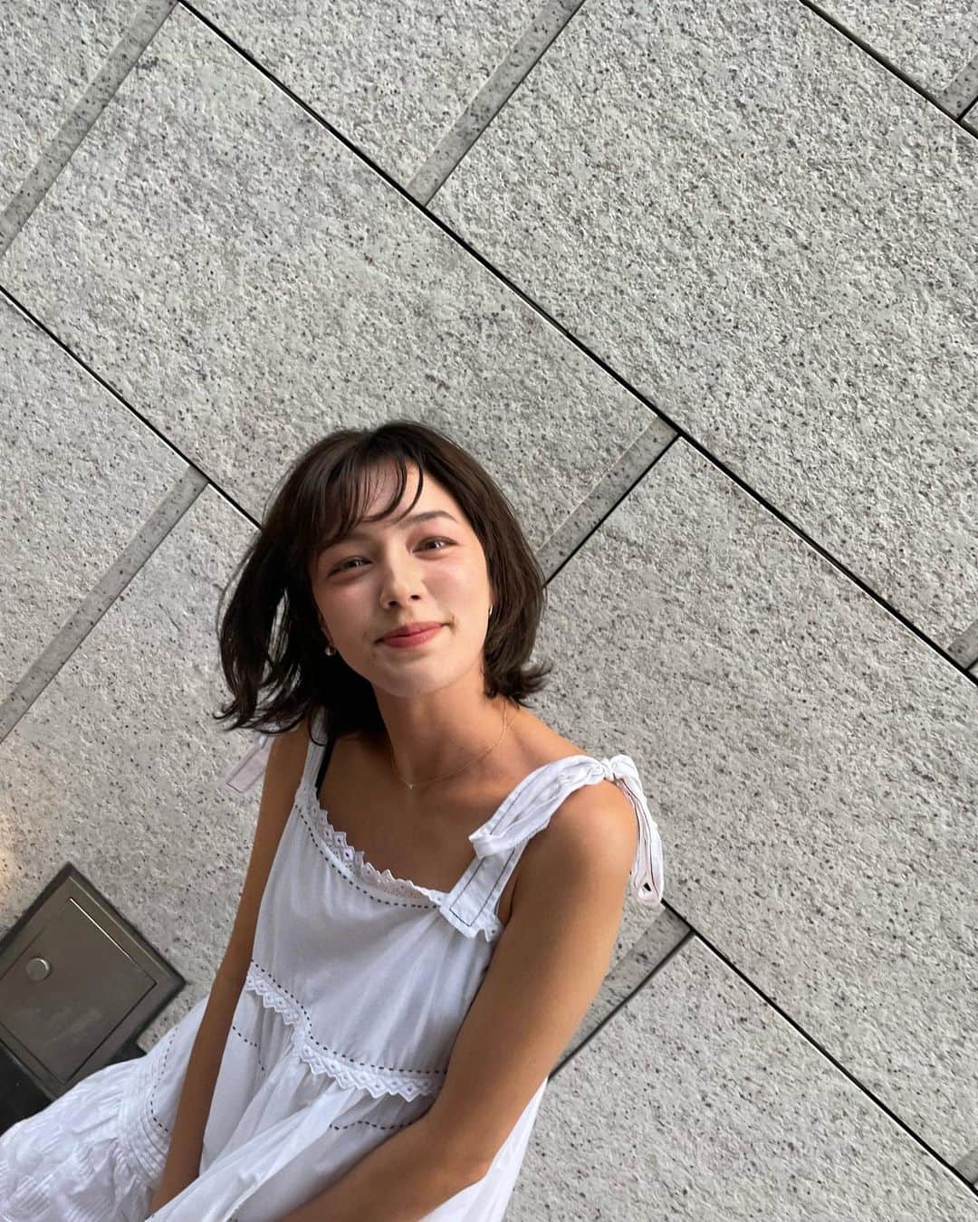 ステファニーのインスタグラム：「🕊👗✨ 先日アペロのイベントに友達と行った時に 撮ってもらった写真たち。 白が好き。ワンピース好き。 ほろよいでお話ししながらお散歩気持ちよかった。 @devotion_twins   #love #life #outfit #onepiece #低身長コーデ #ワンピース #ワンピースコーデ」