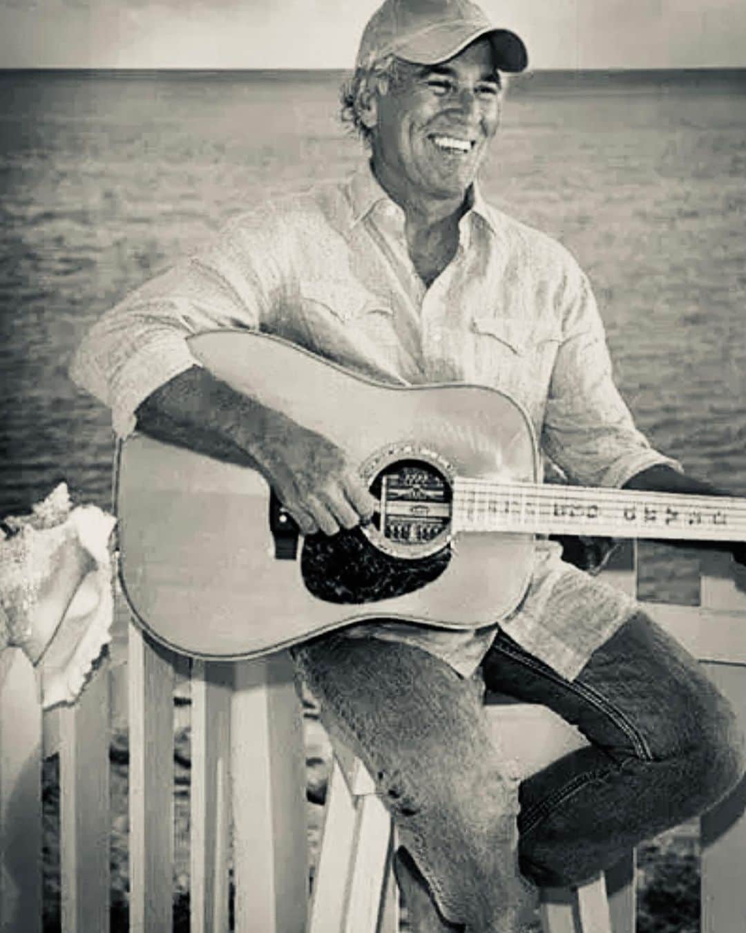 キャサリン・ゼタ・ジョーンズのインスタグラム：「Jimmy Buffett🙏🏻 loved you, as so many did. We will miss you. Love to Jane and all the family. Could there possibly be a ‘cheeseburger in paradise’ good enough for you? I hope so. 🖤🙏🏻」