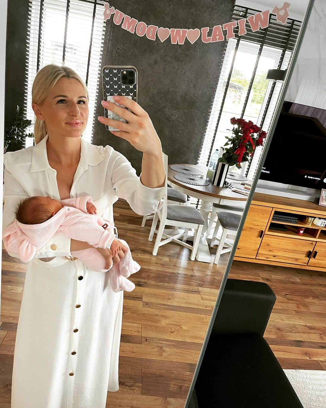 マウゴジャータ・ホルブのインスタグラム：「Pierwsze selfie #mamaicórka ❤️  #mumanddaughter #newborn #daughter #selfie」