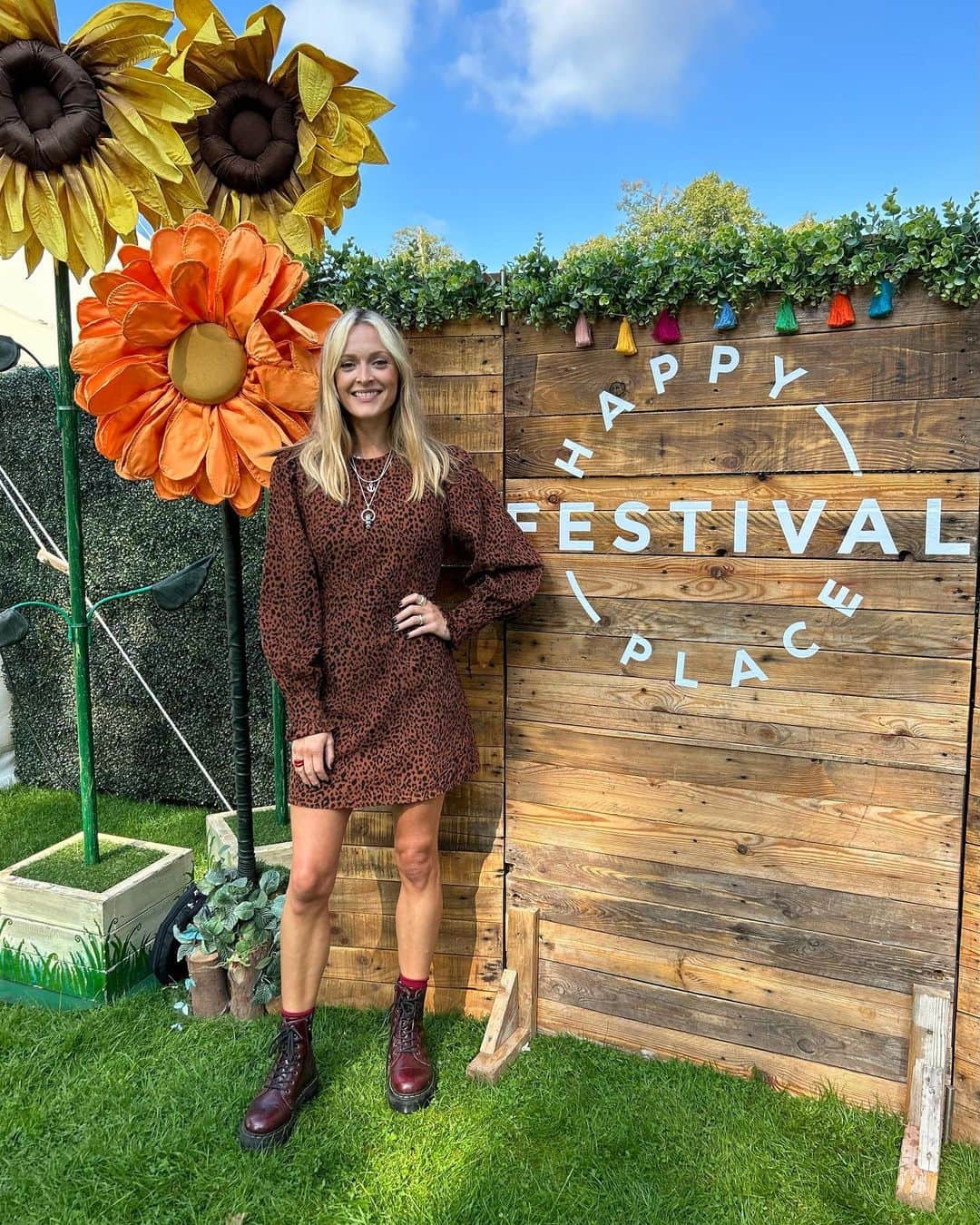 ファーン・コットンのインスタグラム：「#ad ☀️🐆 Tatton day one dress… the @nobodyschild’s leopard print peggy #dopaminedressing #happyplacefestival」