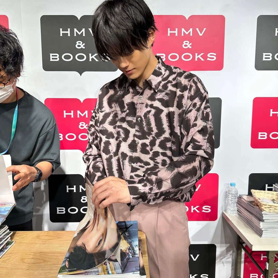 簡秀吉さんのインスタグラム写真 - (簡秀吉Instagram)「簡秀吉1st写真集『IKKAN』 発売記念イベント📚 in.HMV&BOOKS SHINSAIBASHI  お越し下さった皆さん有り難う御座いました！  本当に楽しいイベントでした  良い思い出になったよ〜🥹  明日の東京も楽しみましょう！  #IKKAN #1st写真集」9月2日 19時42分 - hideyoshi_kan_official