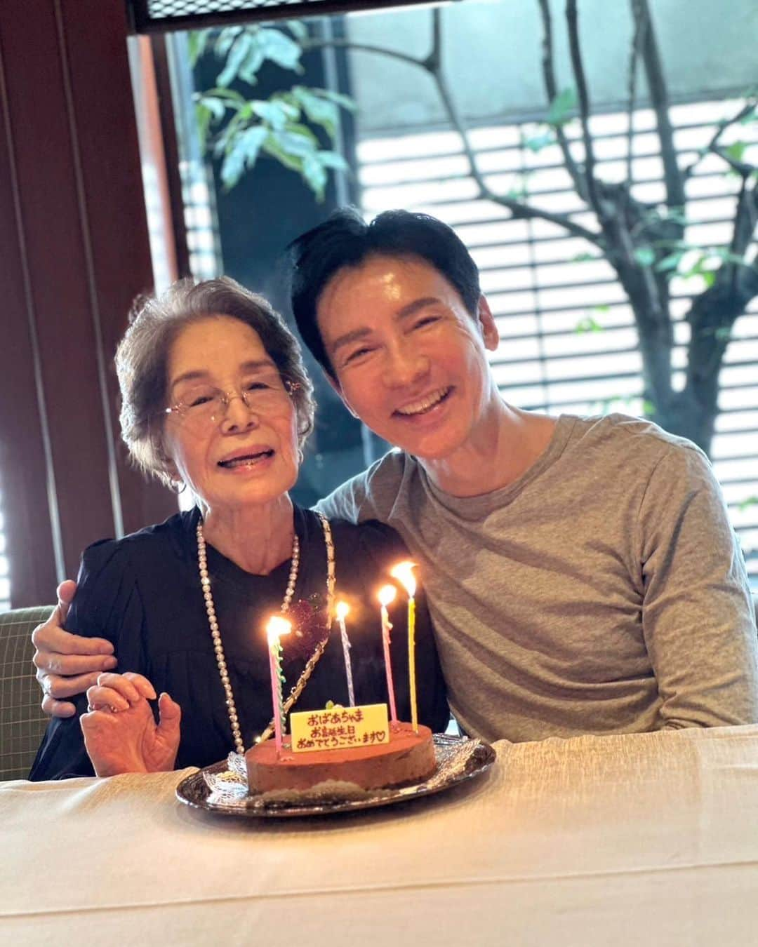 郷ひろみさんのインスタグラム写真 - (郷ひろみInstagram)「⁡ ⁡ 今日はおふくろの90歳のバースデーランチをしていたよ。いつまでも元気に長生き、ありがたいよねぇ。   というか、その遺伝子をもらっているからボクも大丈夫だよ👍感謝、感謝‼️ ⁡ I had lunch with my mom's 90th birthday today.90th birthday. Isn’t that just amazing⁉️ ⁡ #郷ひろみ#hiromigo#happybirthday」9月2日 19時52分 - hiromigo_official