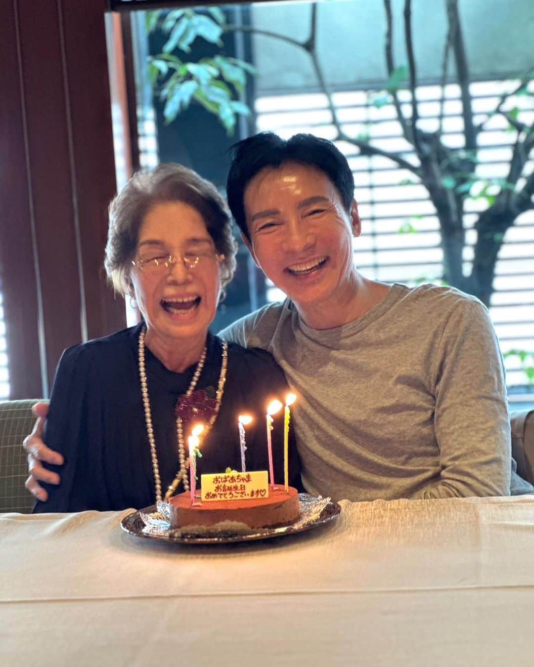 郷ひろみさんのインスタグラム写真 - (郷ひろみInstagram)「⁡ ⁡ 今日はおふくろの90歳のバースデーランチをしていたよ。いつまでも元気に長生き、ありがたいよねぇ。   というか、その遺伝子をもらっているからボクも大丈夫だよ👍感謝、感謝‼️ ⁡ I had lunch with my mom's 90th birthday today.90th birthday. Isn’t that just amazing⁉️ ⁡ #郷ひろみ#hiromigo#happybirthday」9月2日 19時52分 - hiromigo_official